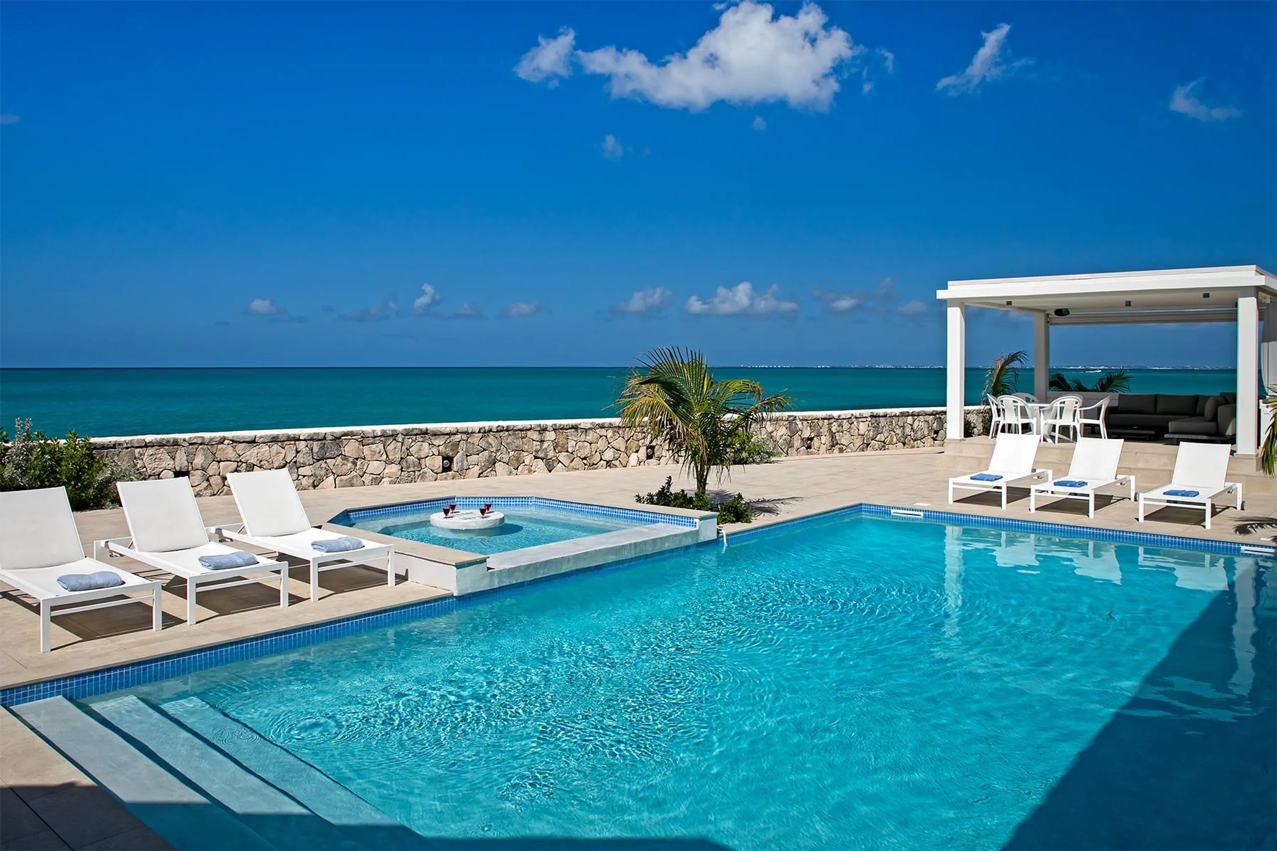 Elegant Coastal  Beachfront Villa in Plum Bay Beach with Private Pool — photograph 2