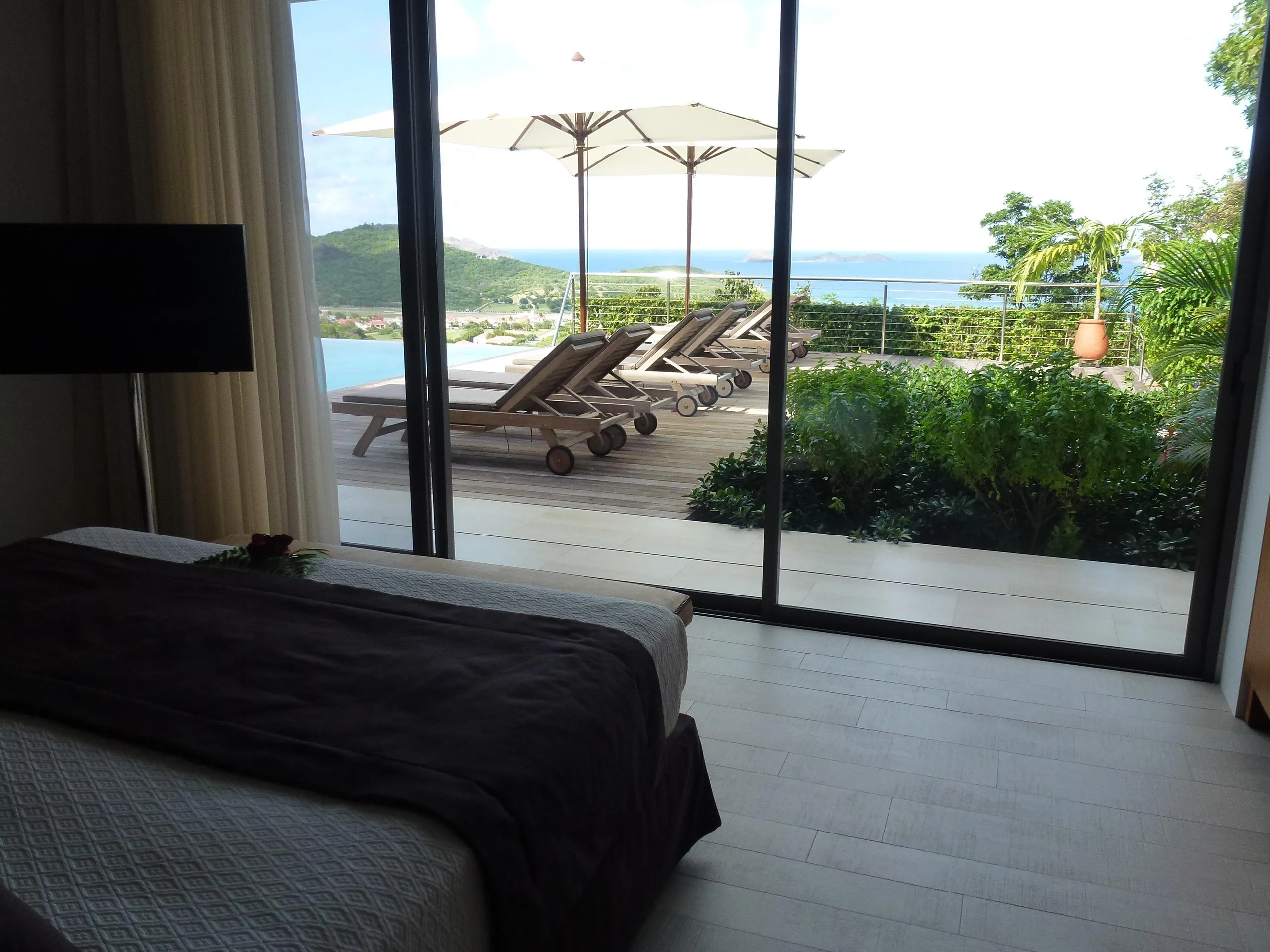 Refreshing Tropical Estate with Infinity Pool and Ocean Views — photograph 7