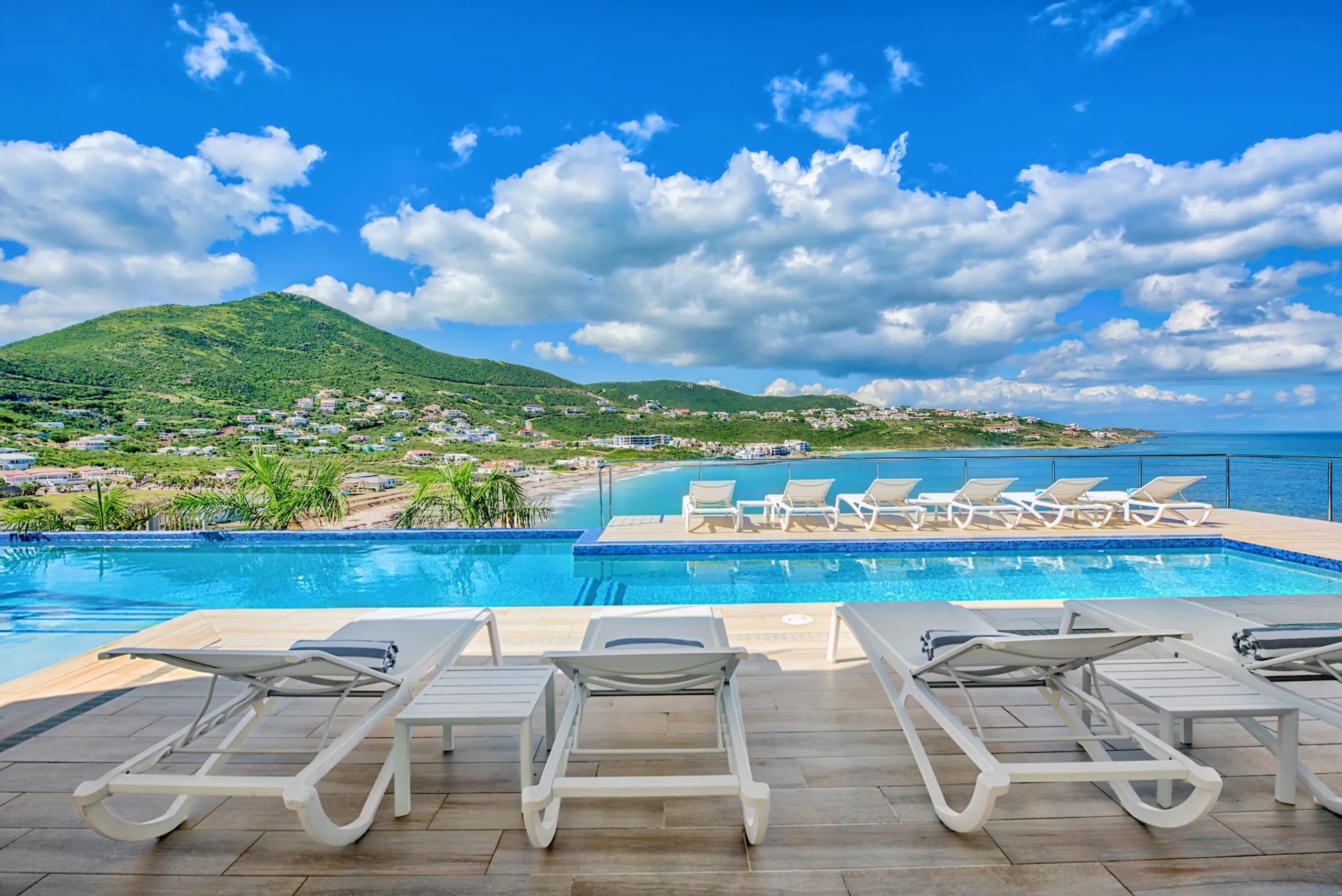 Refined Oceanfront Villa with Gorgeous Pool and Stunning Views — photograph 10