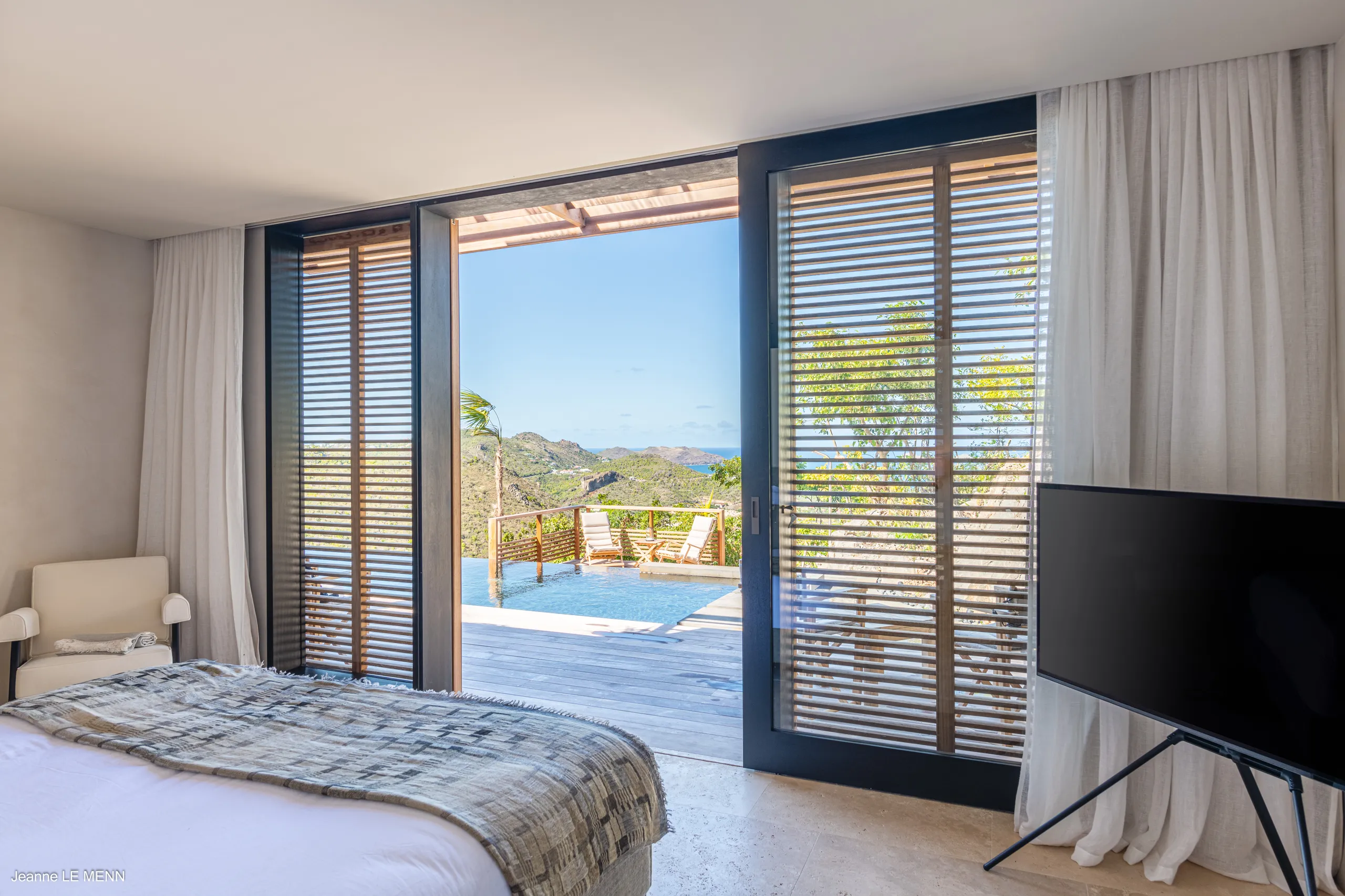 Sleek Lurin Villa with Private Infinity Pool & Bay Views — photograph 8