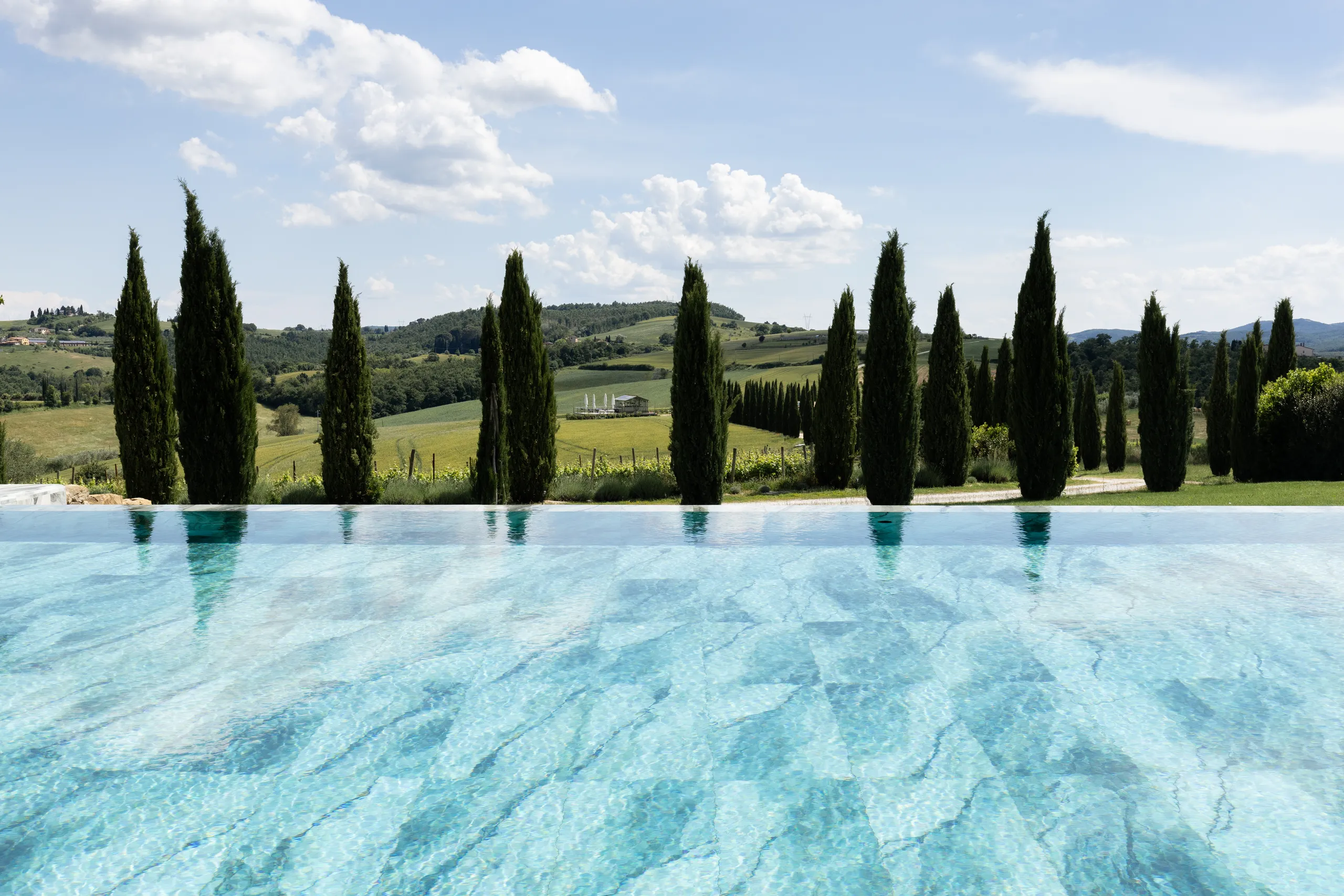 Luxurious Italian Getaway with 20-Meter Infinity Pool and 360 Views of Umbrian Hills — photograph 9