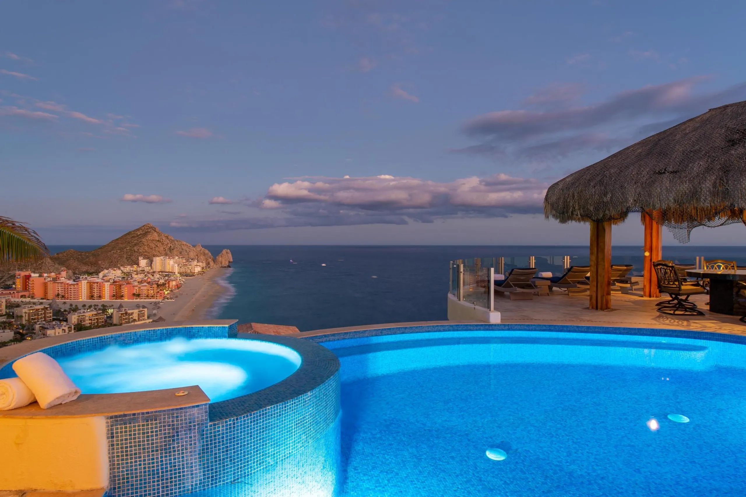 Spectacular Cabo Luxury Estate with Invigorating Pool and Stunning Views — photograph 5