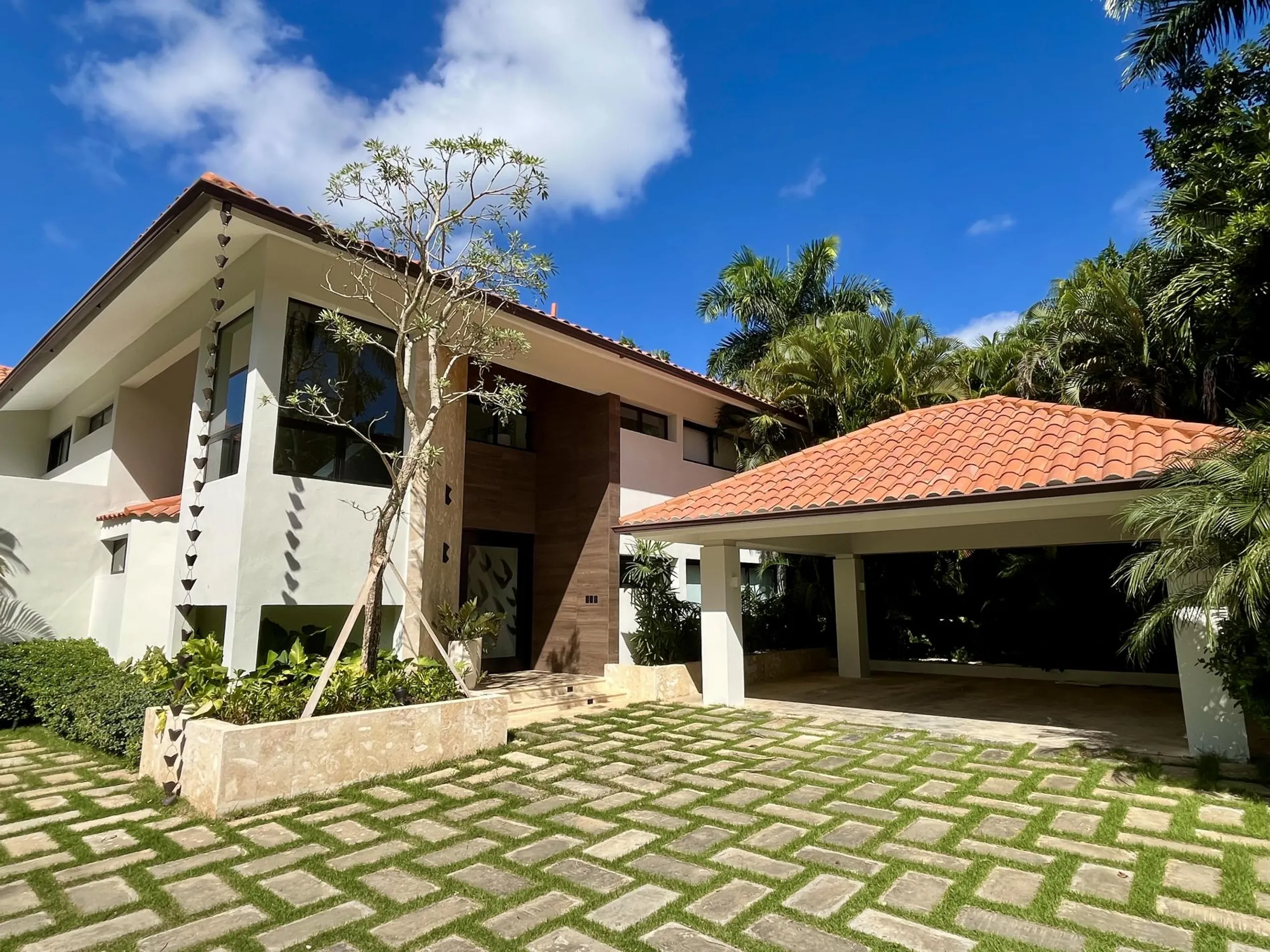 Sophisticated 4BR Villa with Expansive Garden Pool Terrace and Palapa — photograph 4