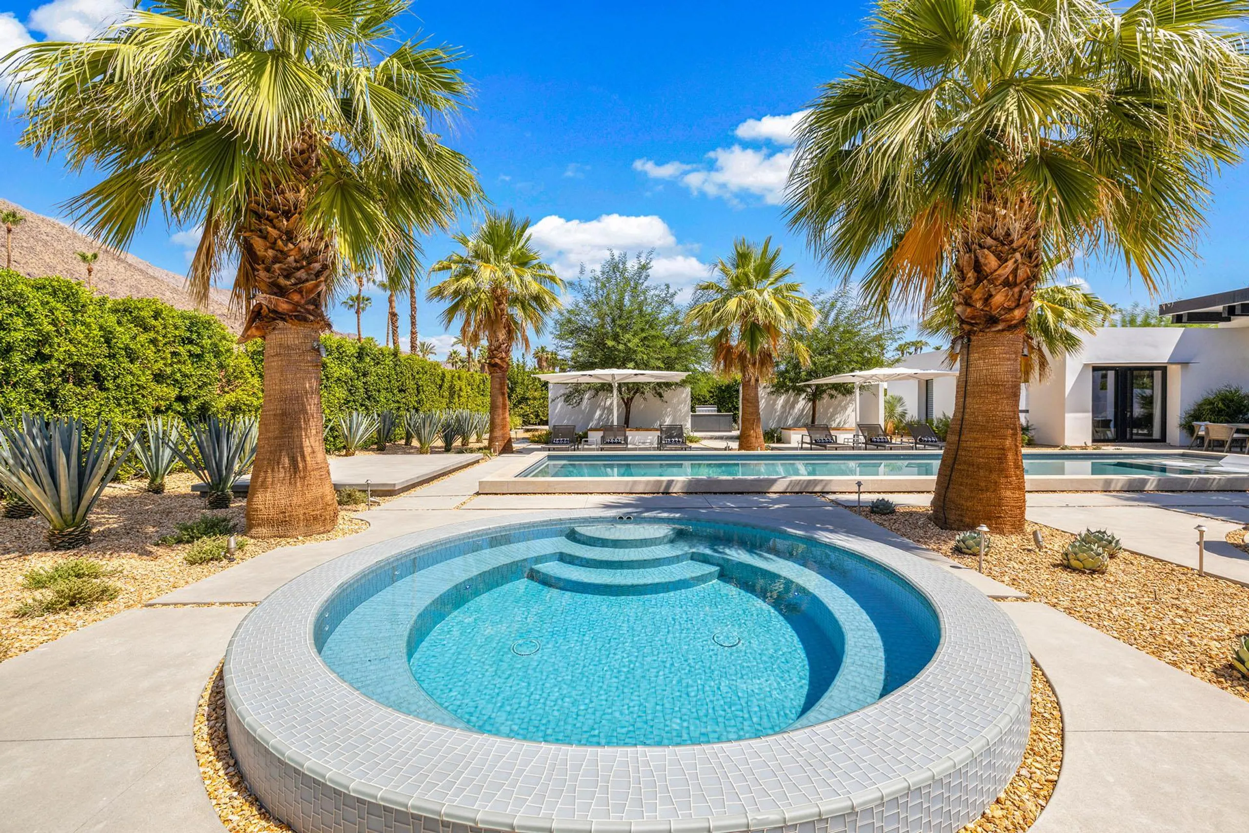 Marvelous Modern Estate with Private Pool, Jacuzzi, and Entertainment Room — photograph 2