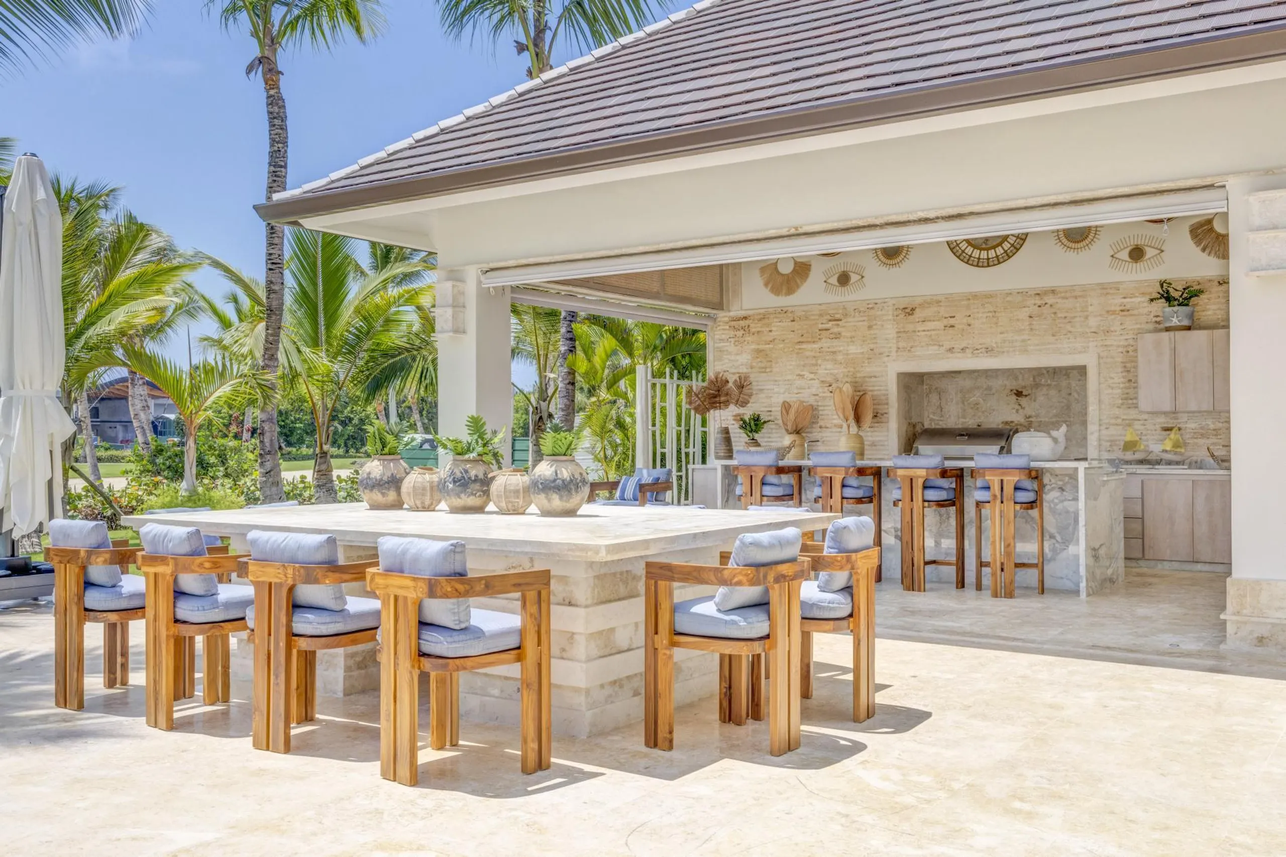 Sophisticated Oasis with Private Pool and Spacious Living Areas — photograph 6