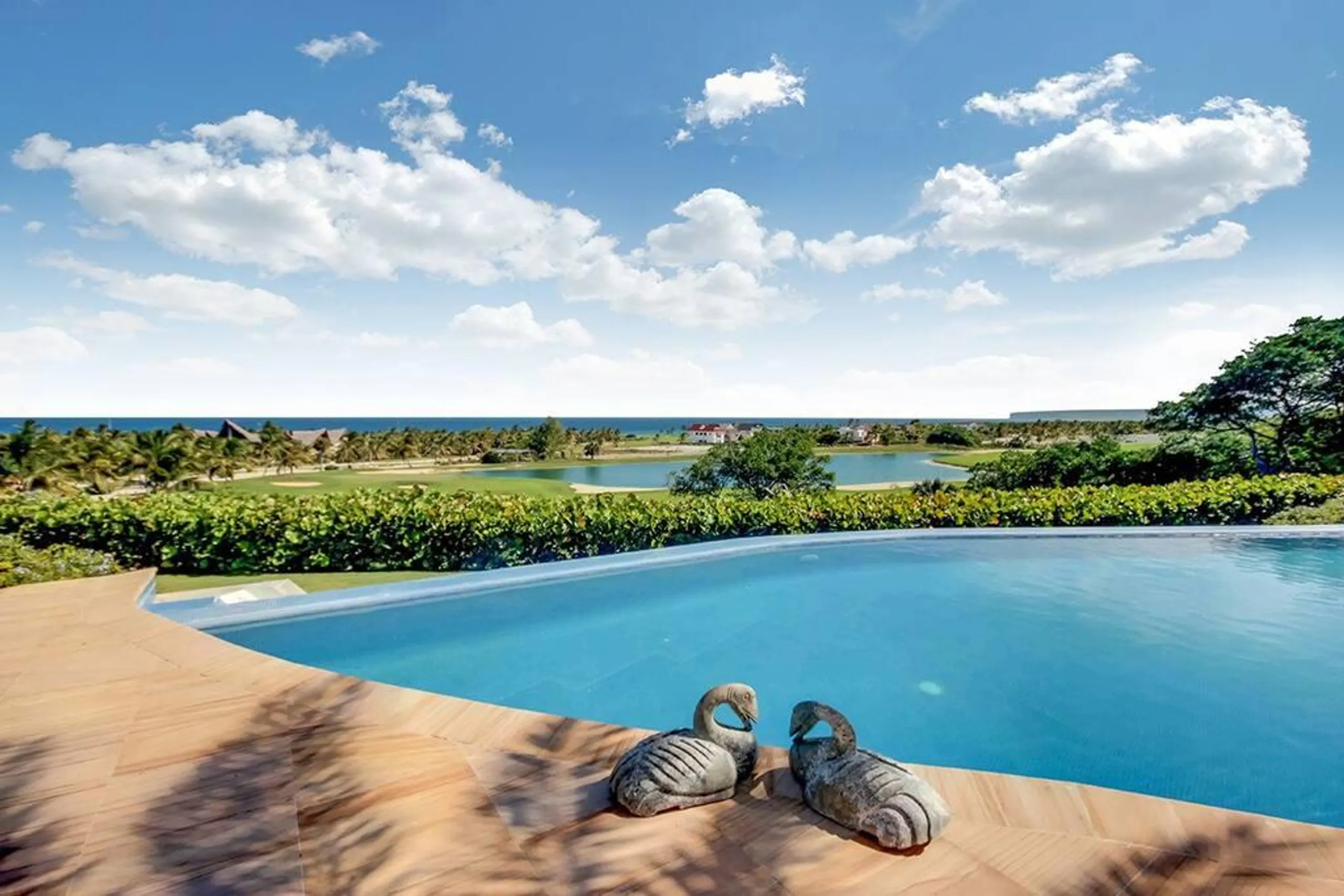 Imposing Beachfront Villa with Infinity Pool and Walks to Beach — photograph 3