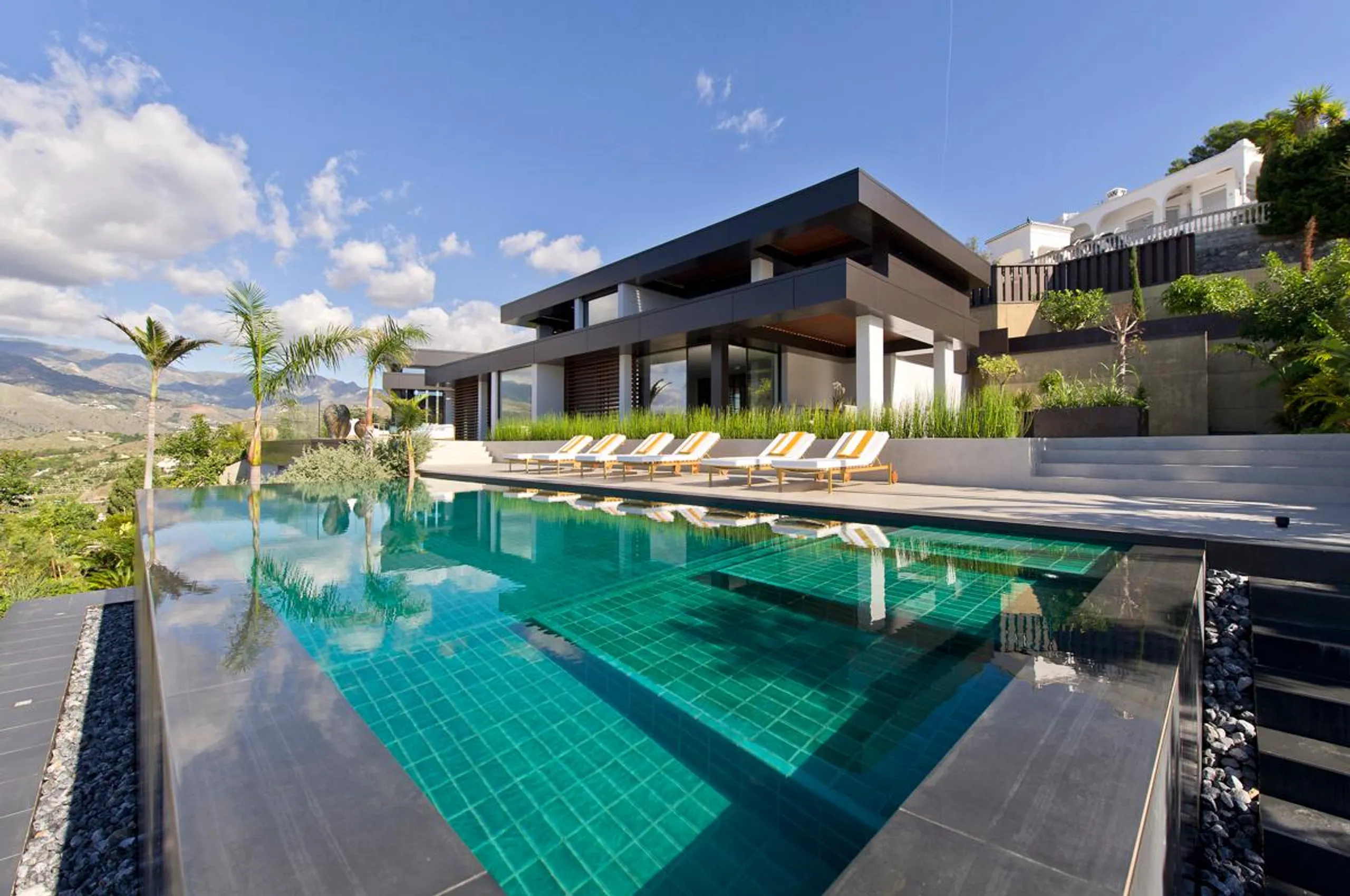 Resplendent Villa with Pool and 180 Degree Bay Views — photograph 2