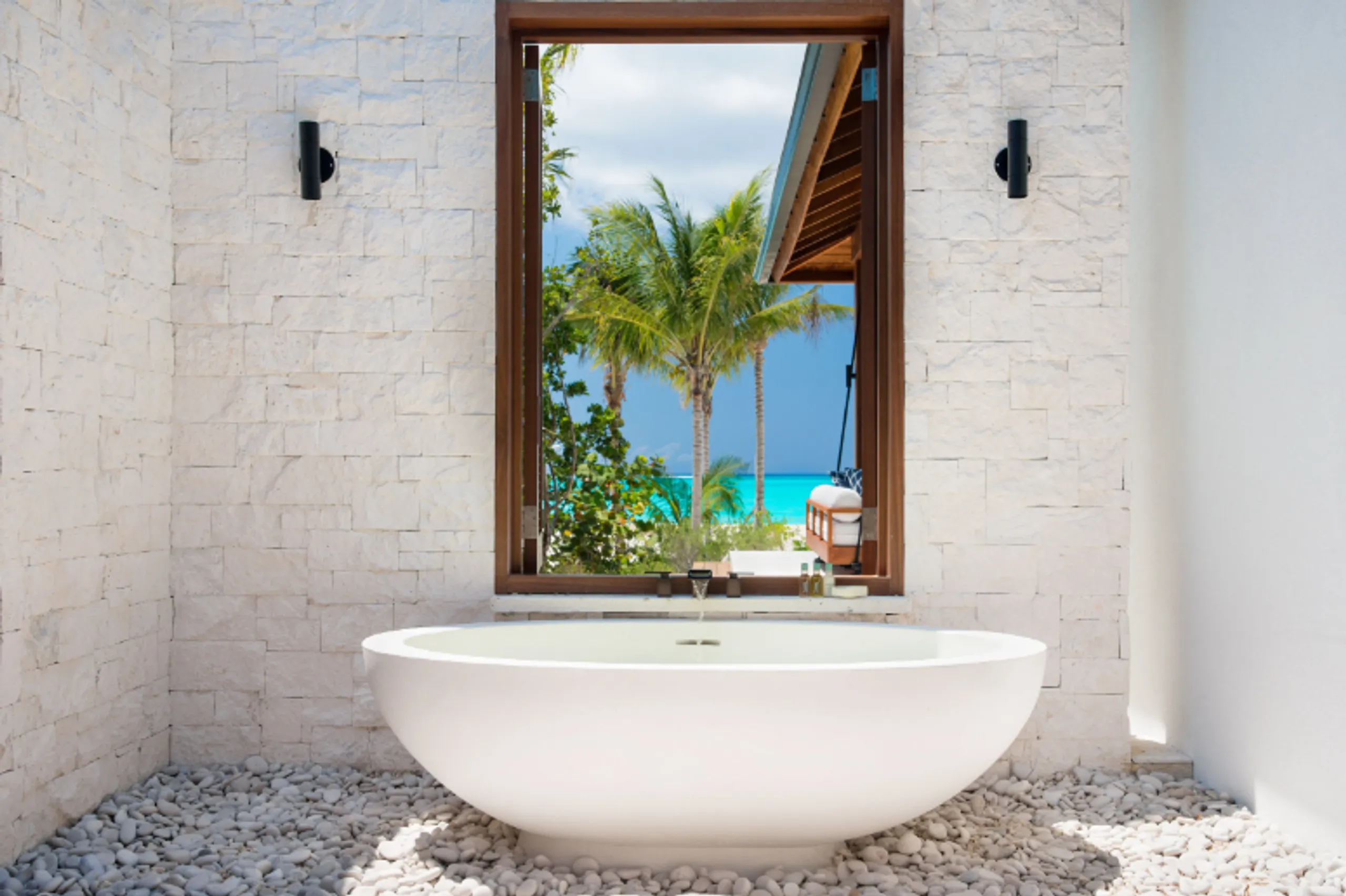 Stunning Luxury Beachfront Villa with Private Pool and Incredible Ocean Views — photograph 7