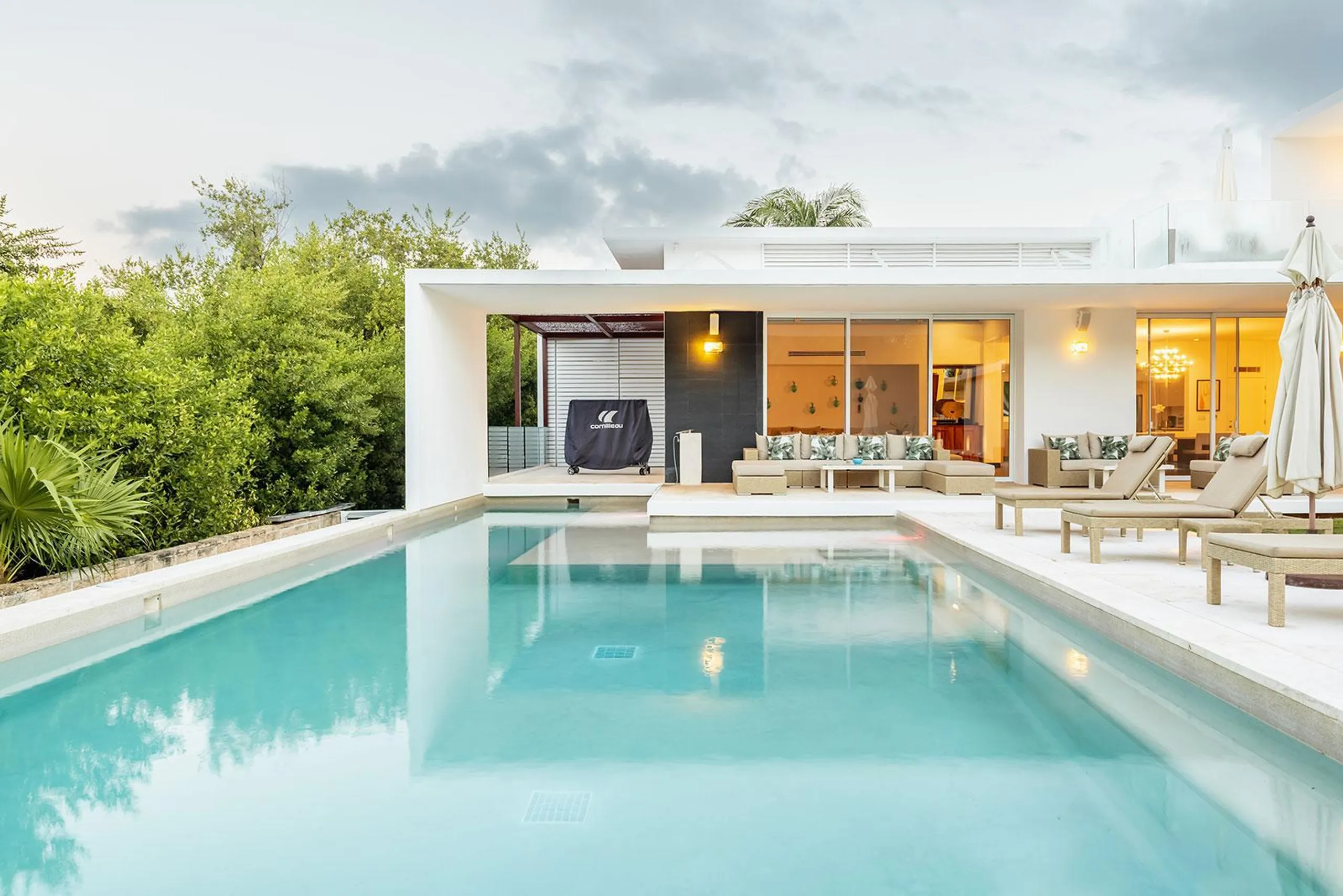 Modern Contemporary Luxe Villa with Private Pool for Tranquil Escapes — photograph 7