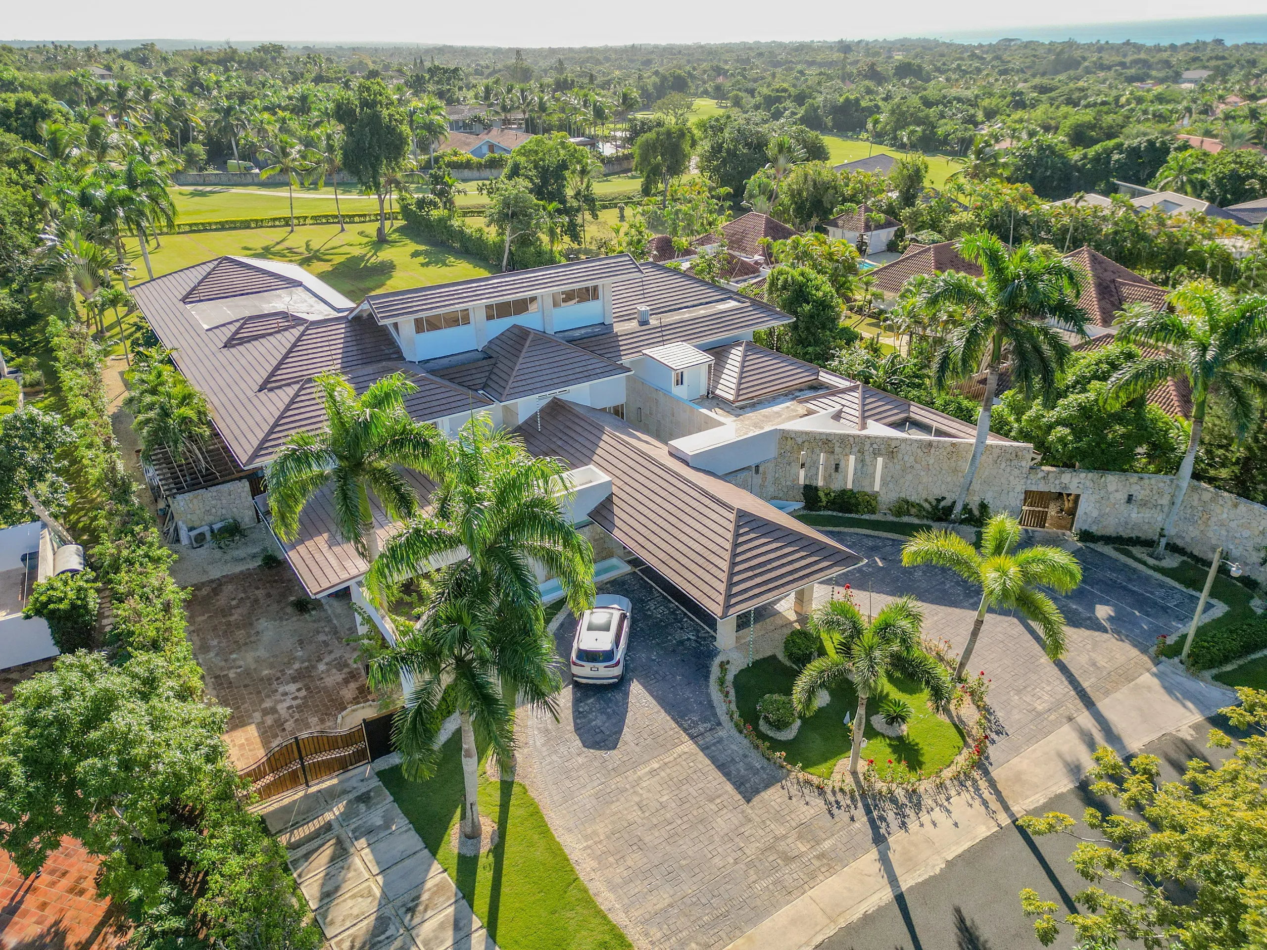 Radiant 6BR Villa with Private Pool, Surrounded by Ocean and Nature — photograph 12