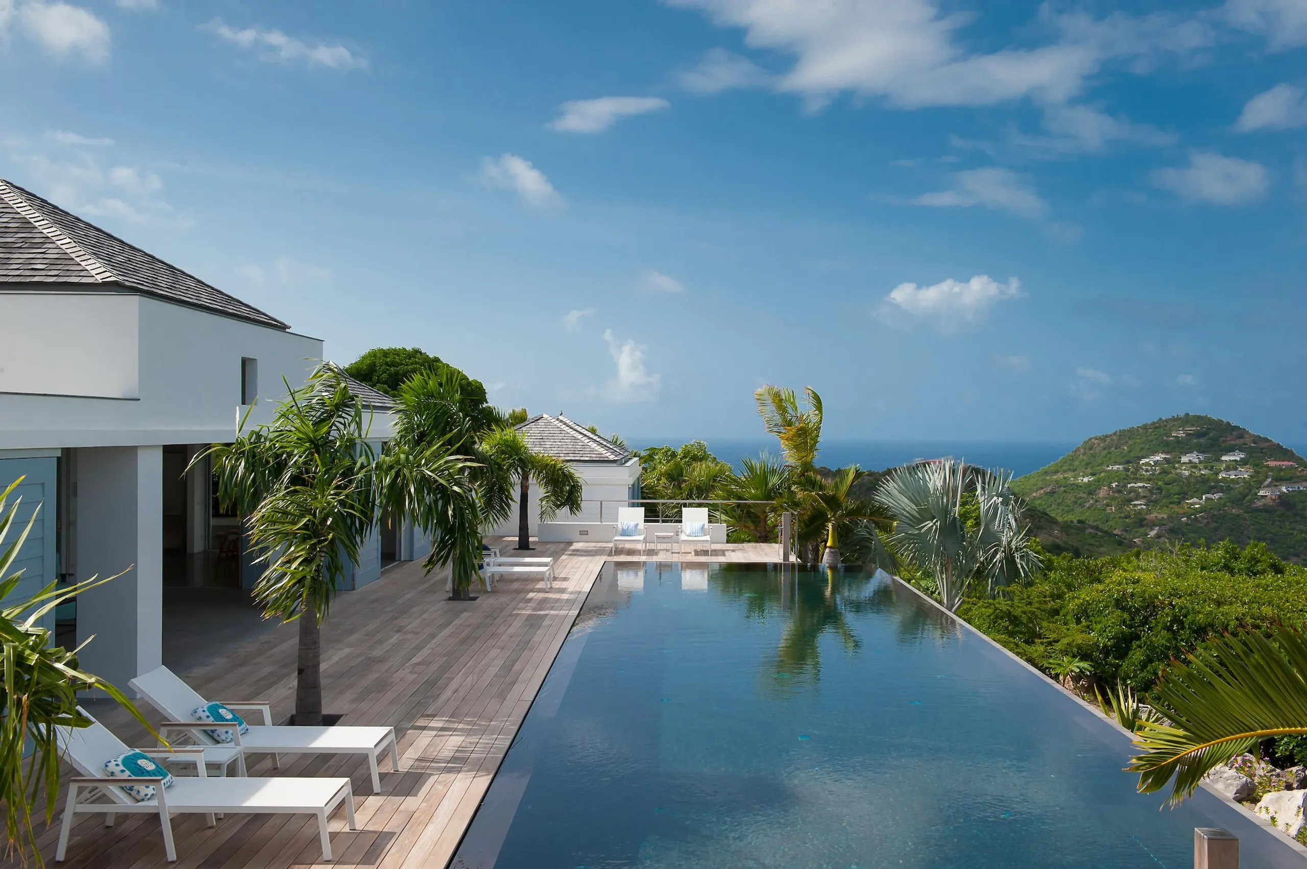 Exquisite Seaside Villa with Private Pool and Home Gym — photograph 5