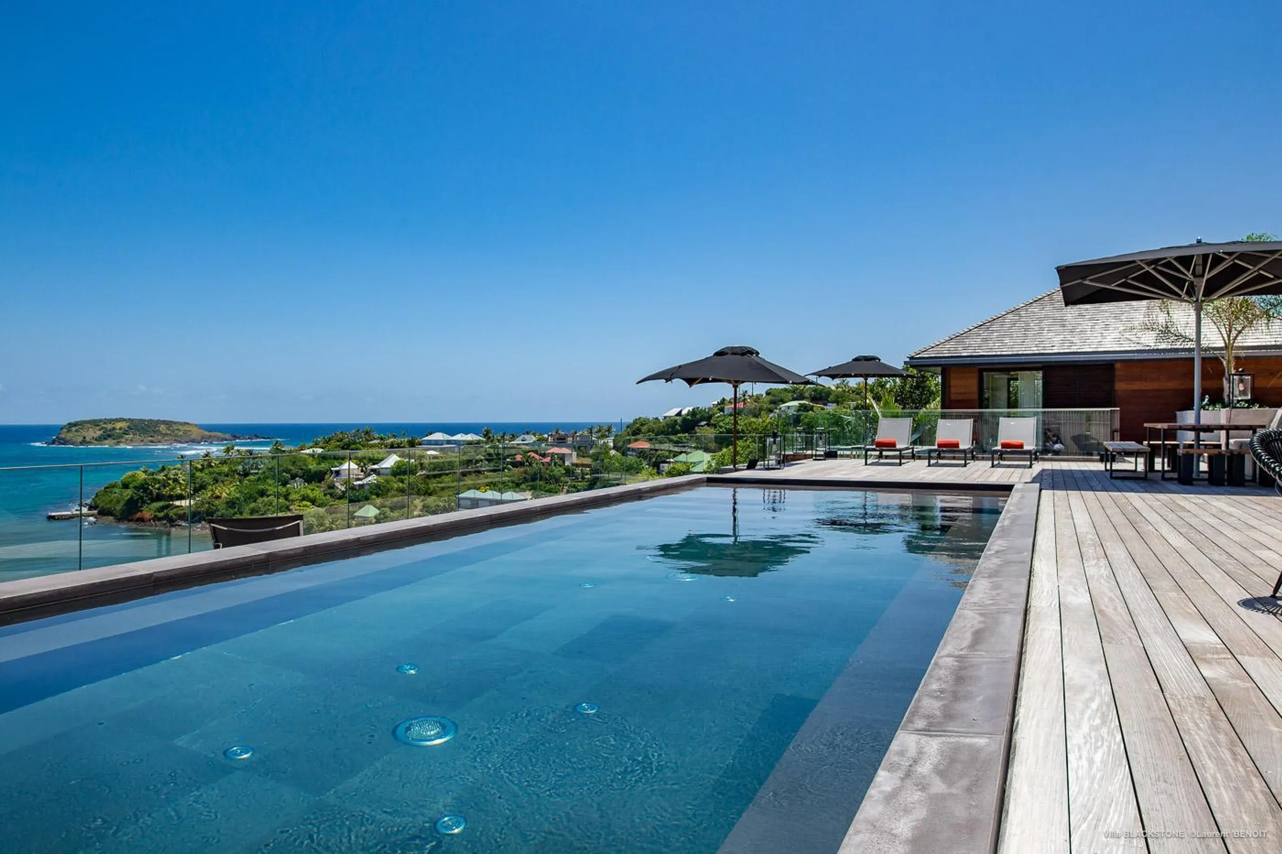Magnificent Marigot Luxury Estate with Private Pool and Ocean View Dining, Marigot St. Barths