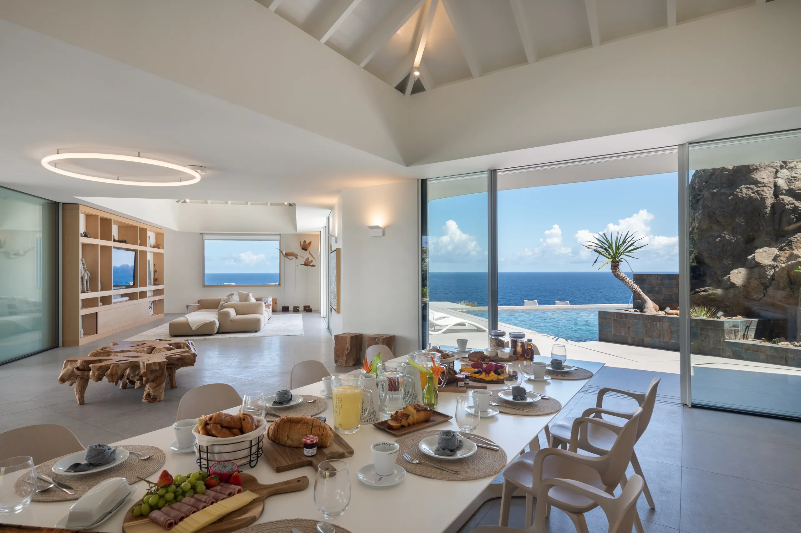 Contemporary 4-Bedroom Villa with Heated Pool & Sea Panorama — photograph 11