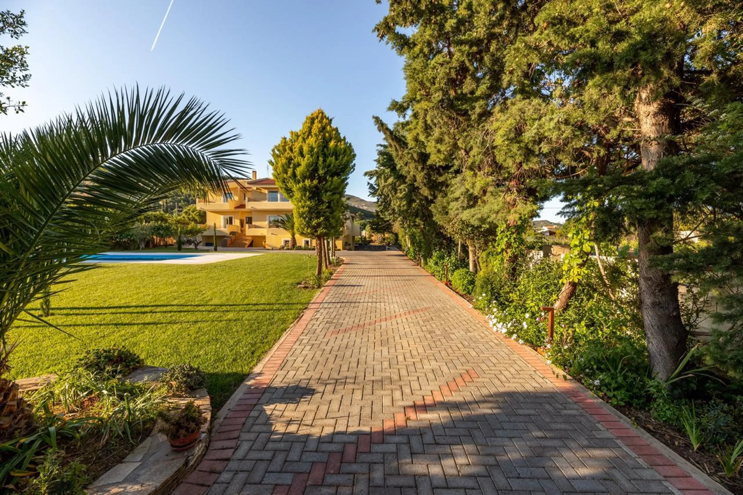 Serene Luxury Getaway with Lush Garden and Private Pool — photograph 2