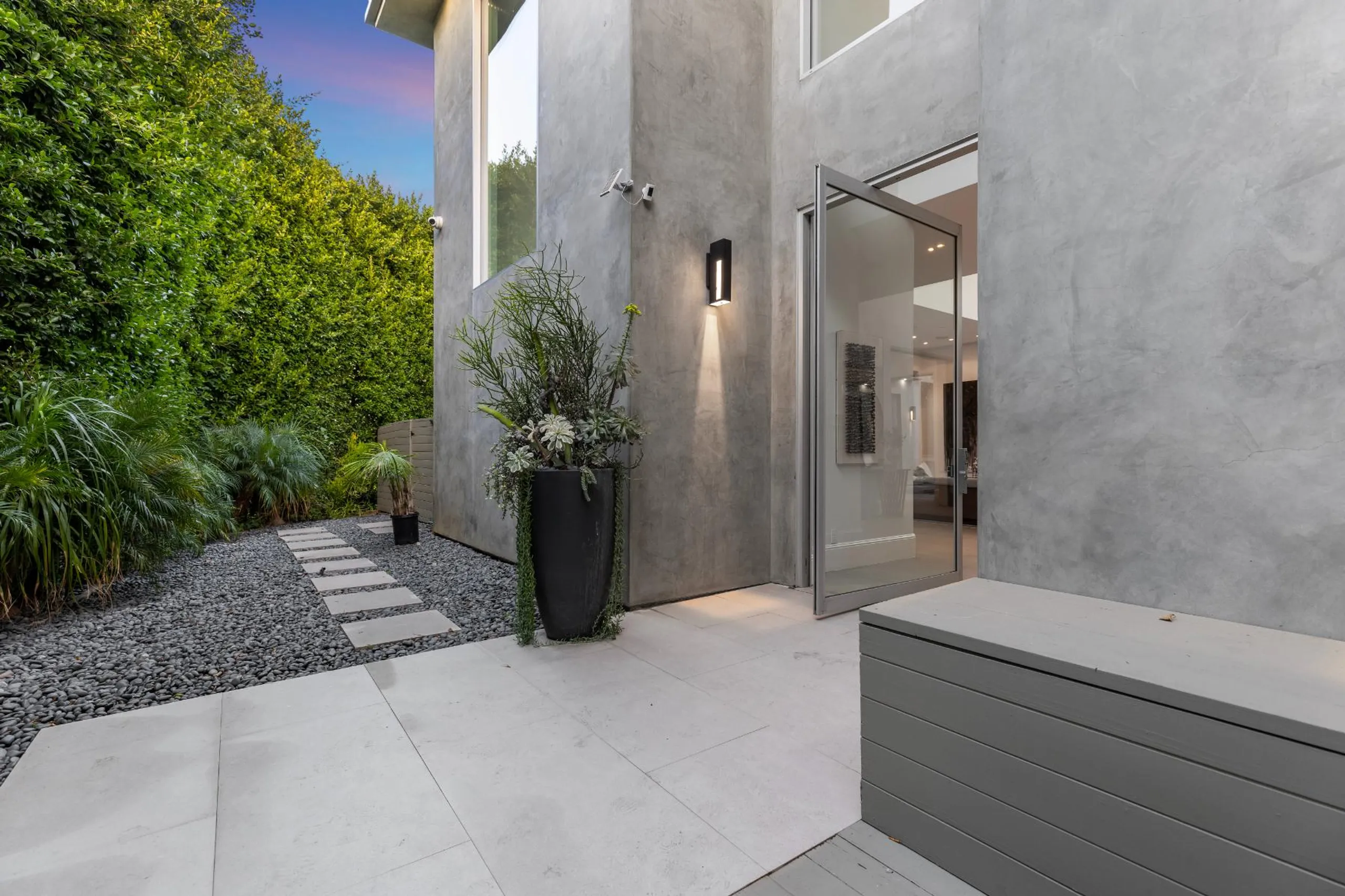 Imposing Contemporary Villa with Pool and Indoor-Outdoor Living — photograph 8