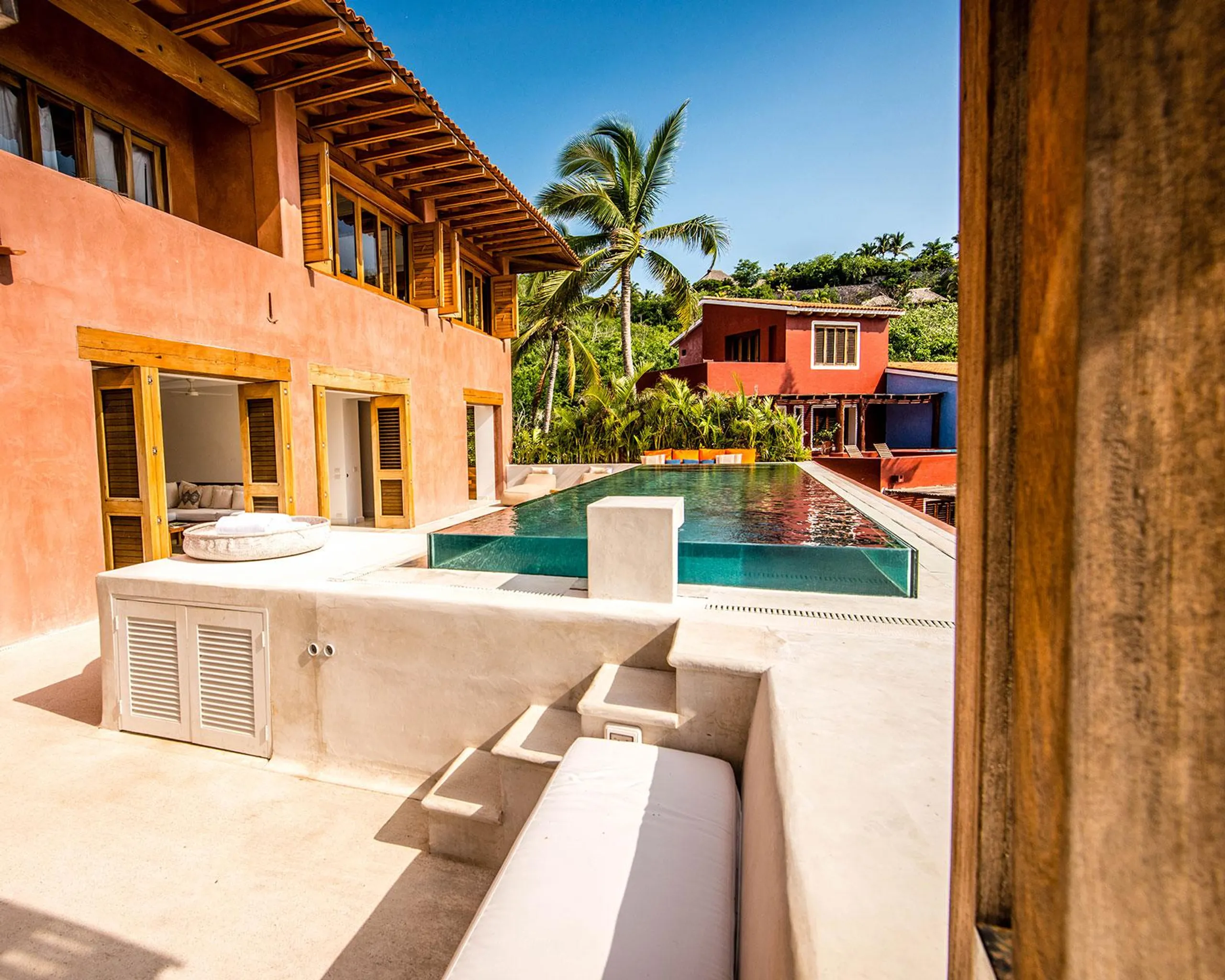 Beachfront Villa with Private Pool Modern Comfort & Access to Natural Wonders — photograph 9