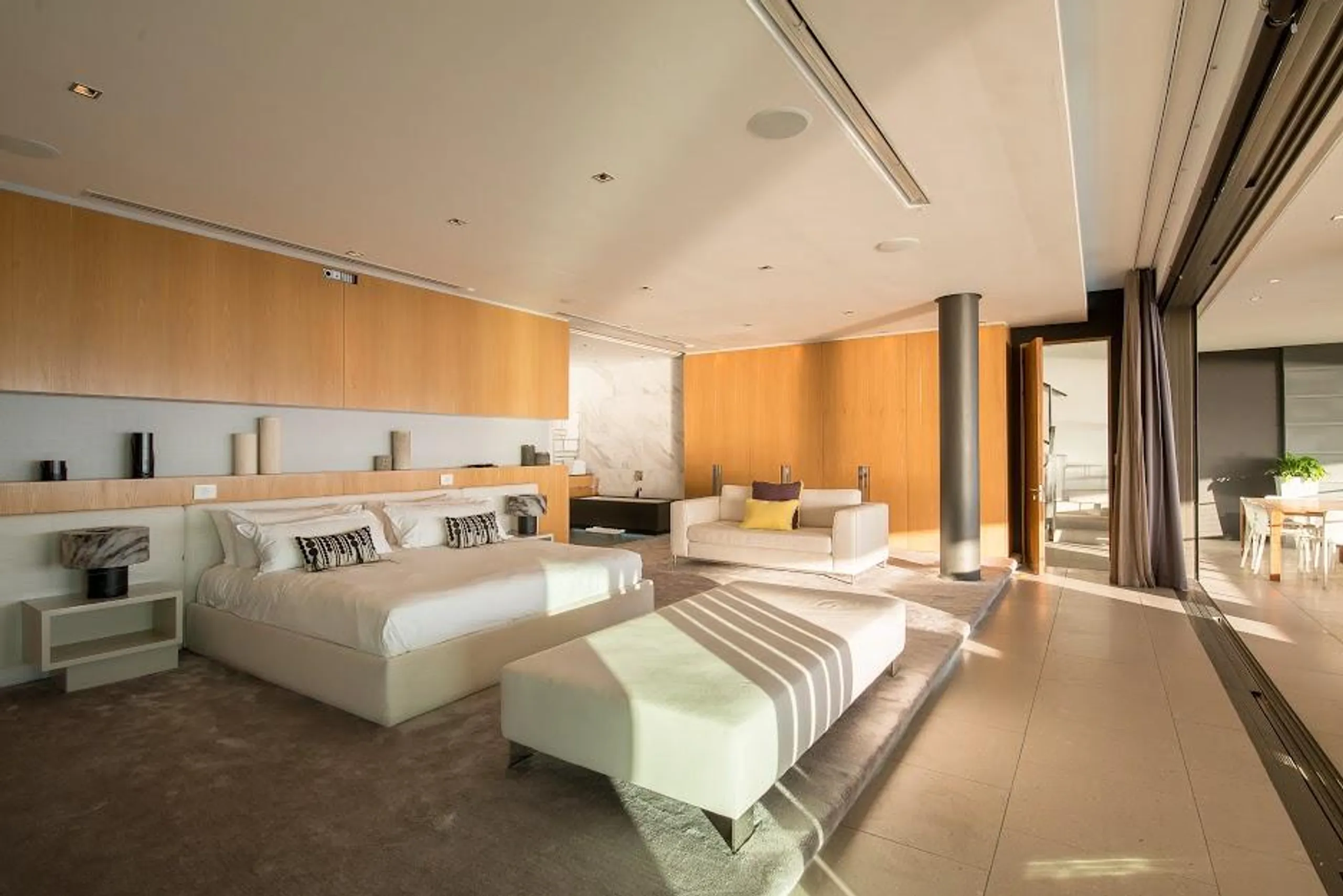 Modern Contemporary Estate with Infinity Pool and Panoramic Views — photograph 9