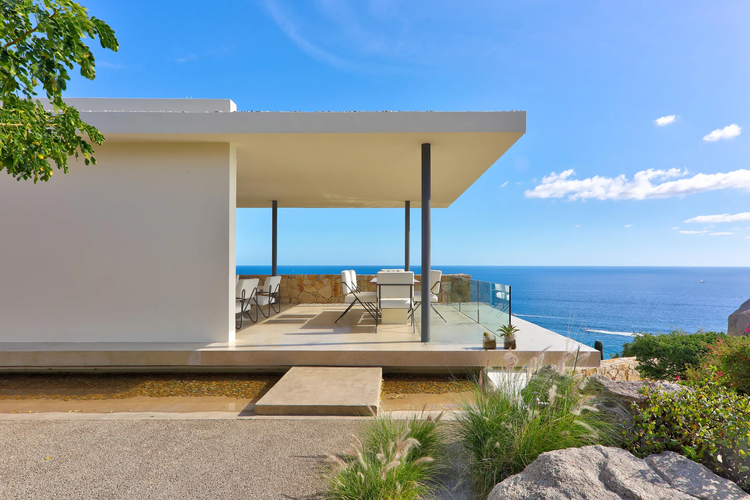 Modern Architectural Masterpiece Estate with Private Pool and Panoramic Ocean Views — photograph 4