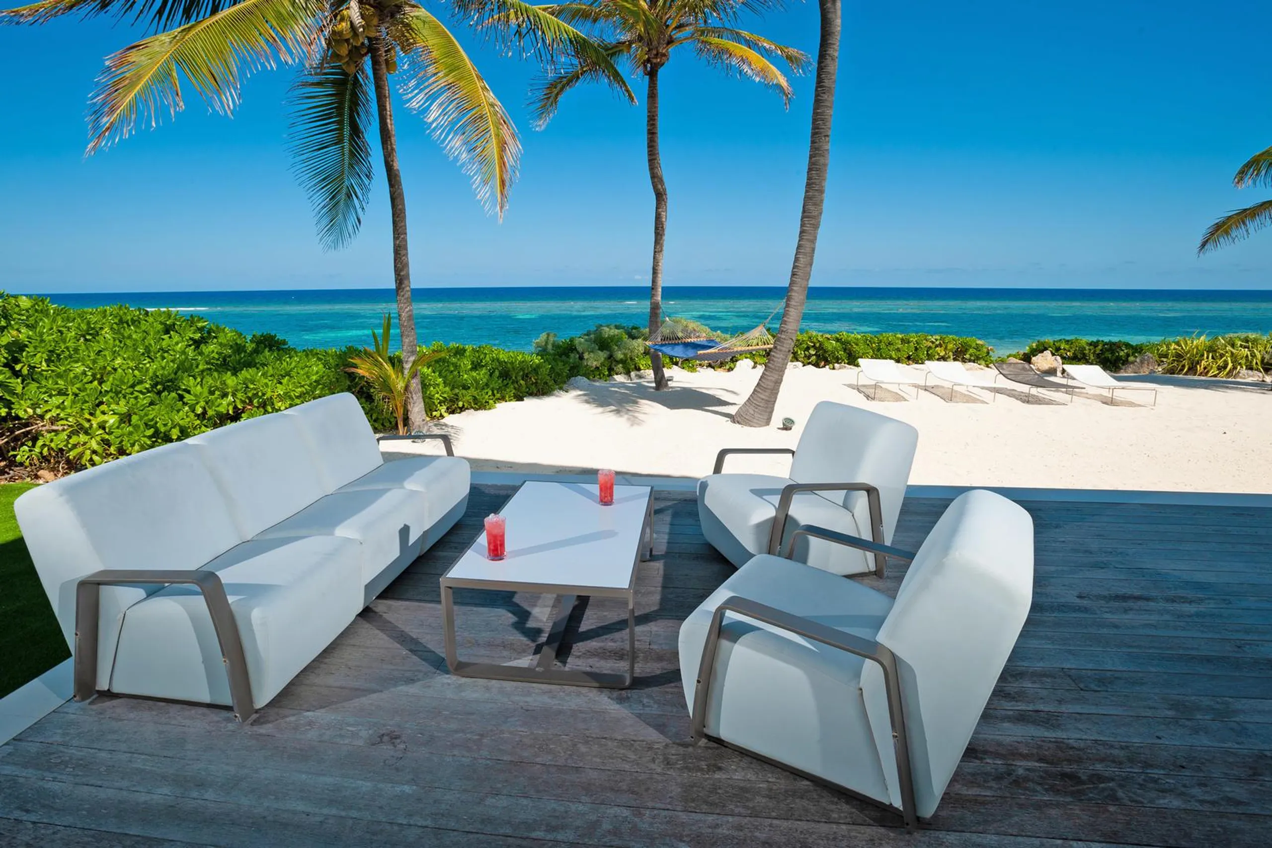 Modern Beachfront Estate with Private Resort Pool and Beach — photograph 4