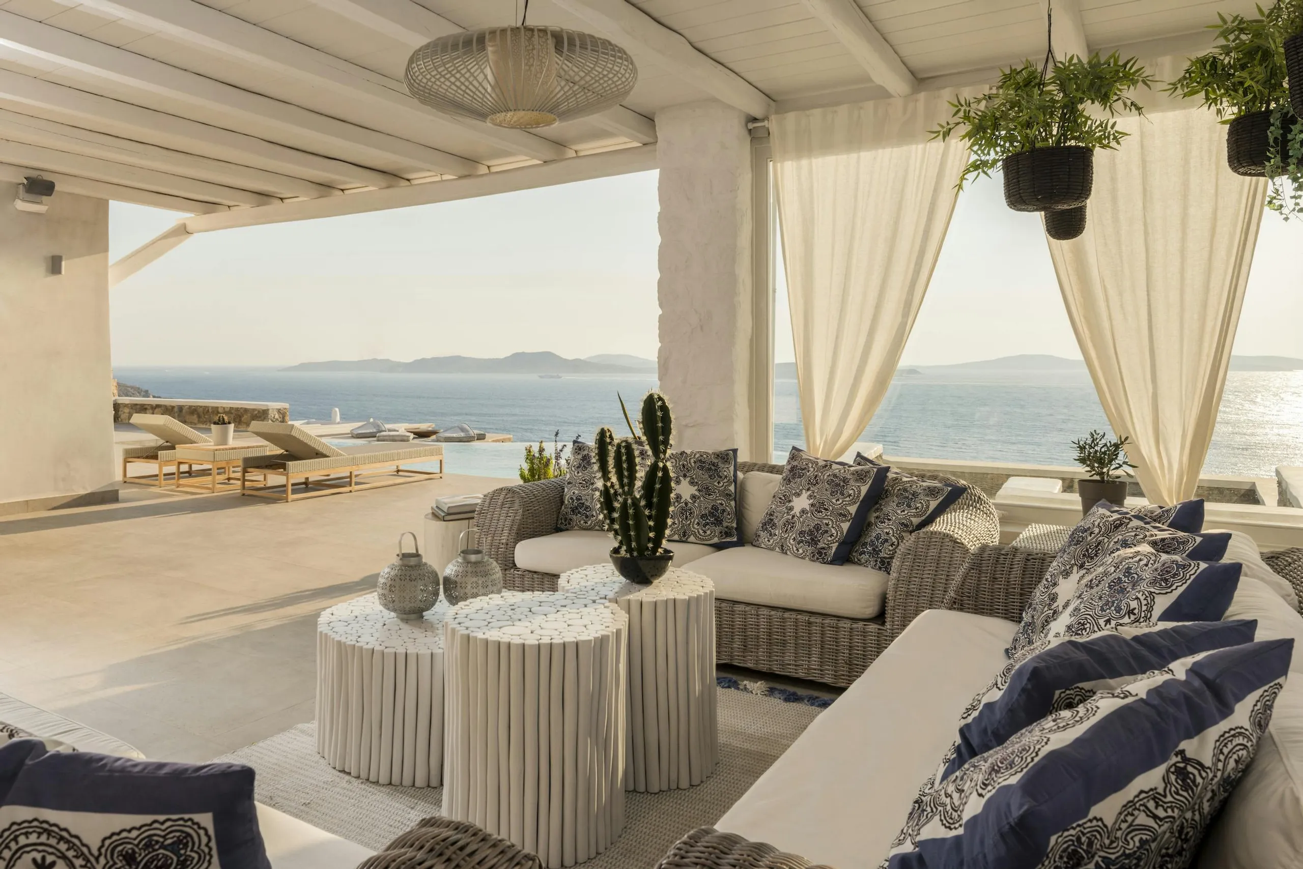 Deluxe Ocean Estate with Infinity Pool and Jacuzzi — photograph 7