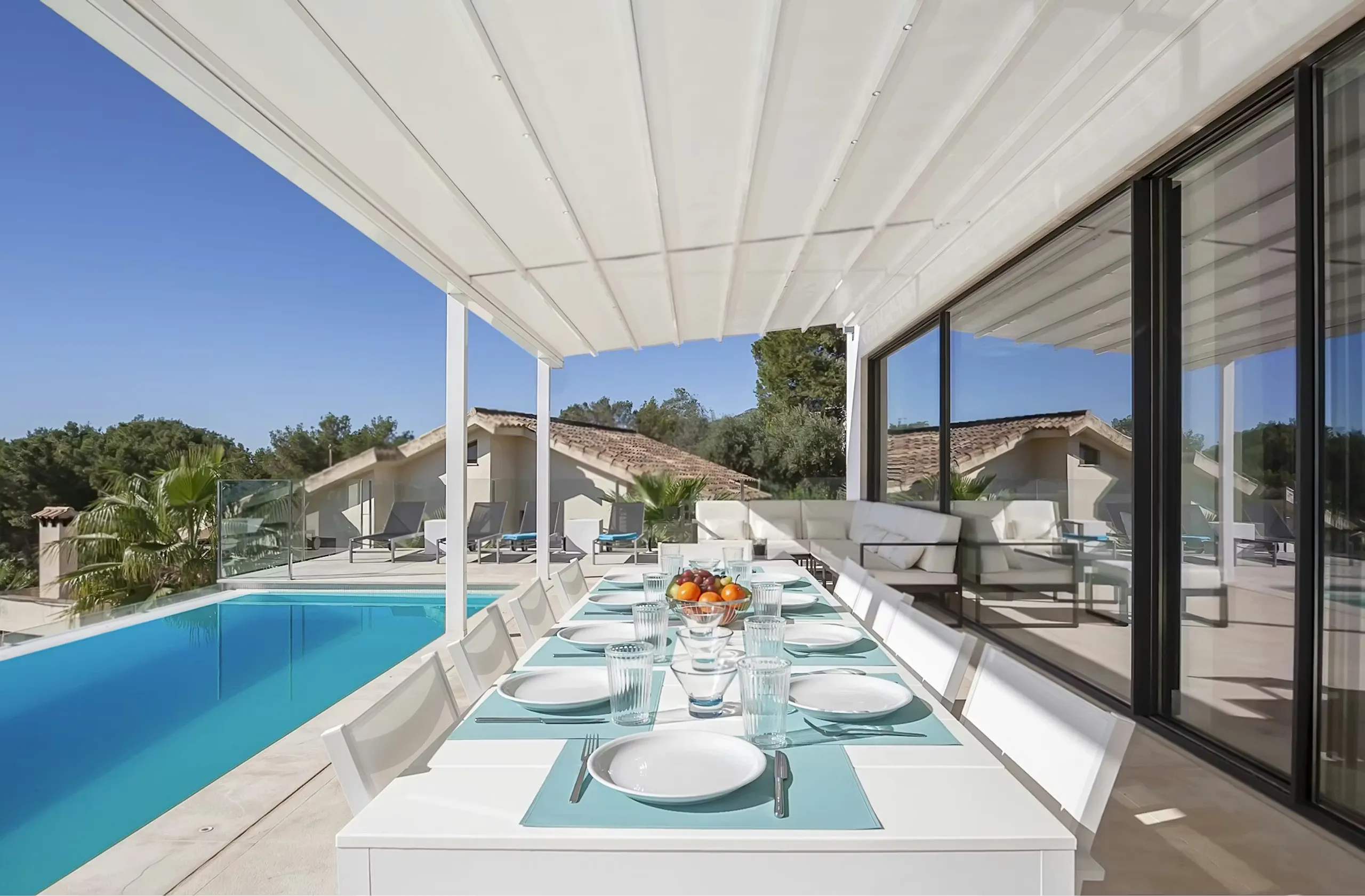 Gleaming Coastal Escape with Infinity Pool and Endless Views — photograph 2