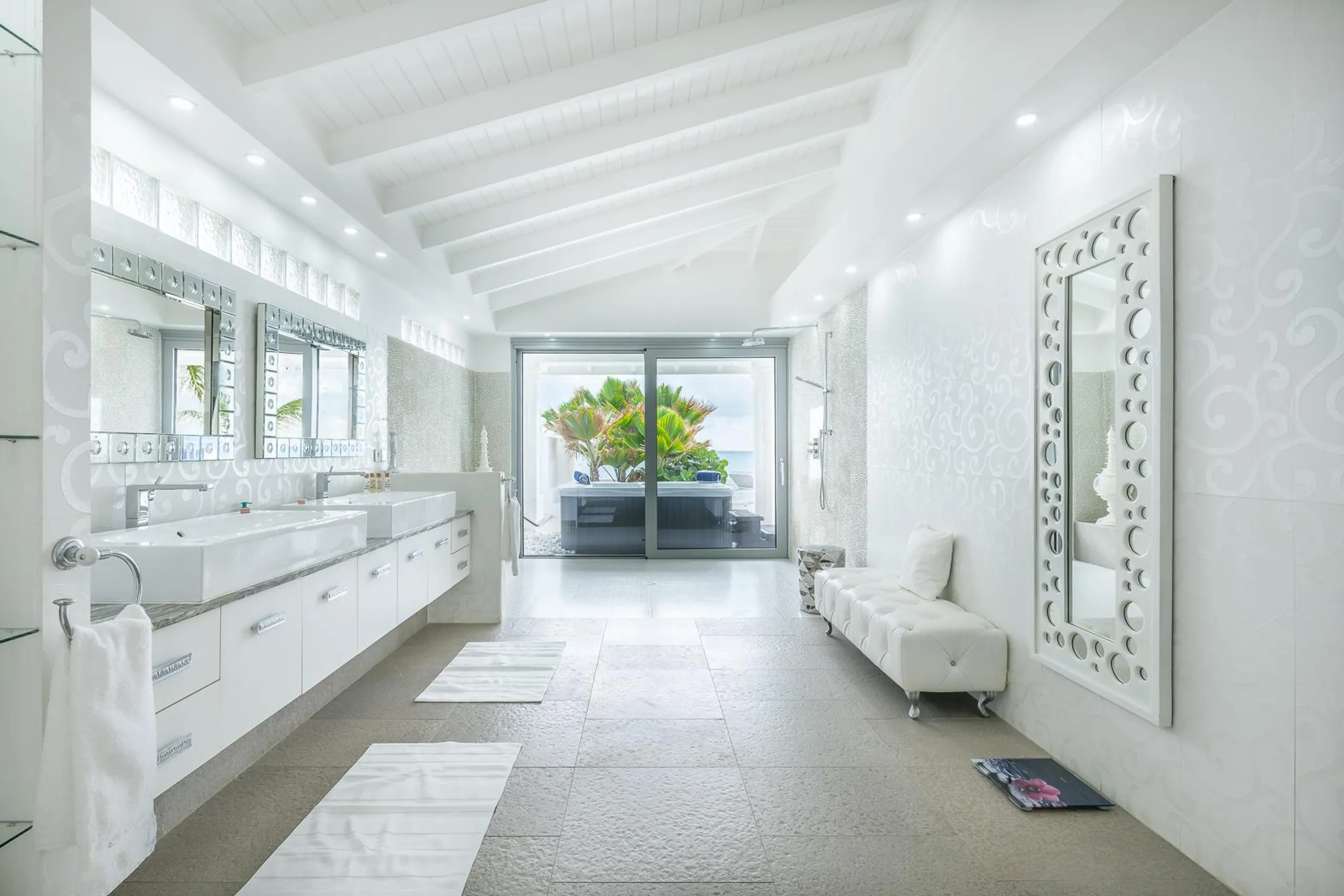 Incredible Terres Basses Villa with Invigorating Pools, Jacuzzi, and Fitness Room — photograph 12