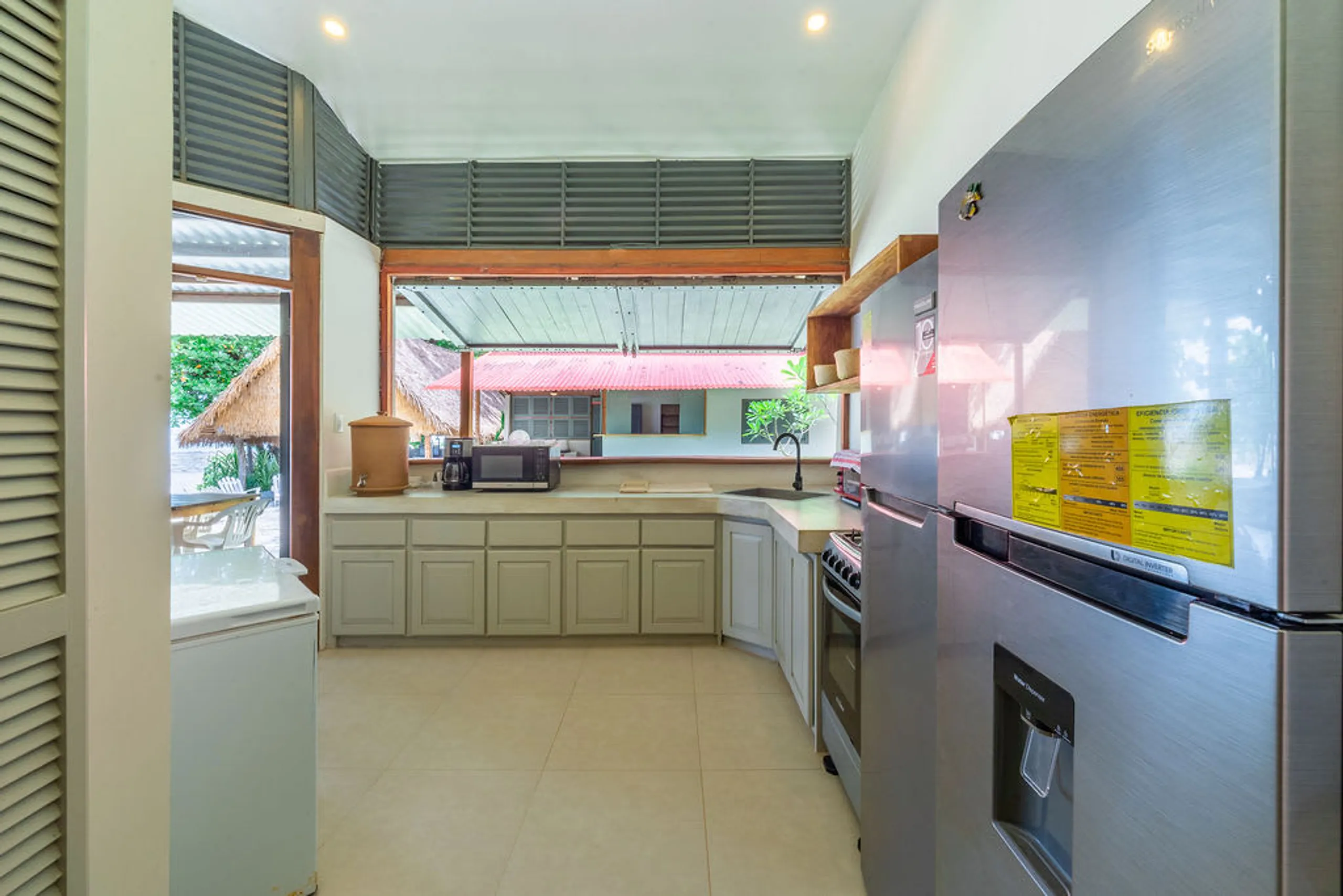 Exclusive Beachfront Compound with Ocean Views & Private Access — photograph 12