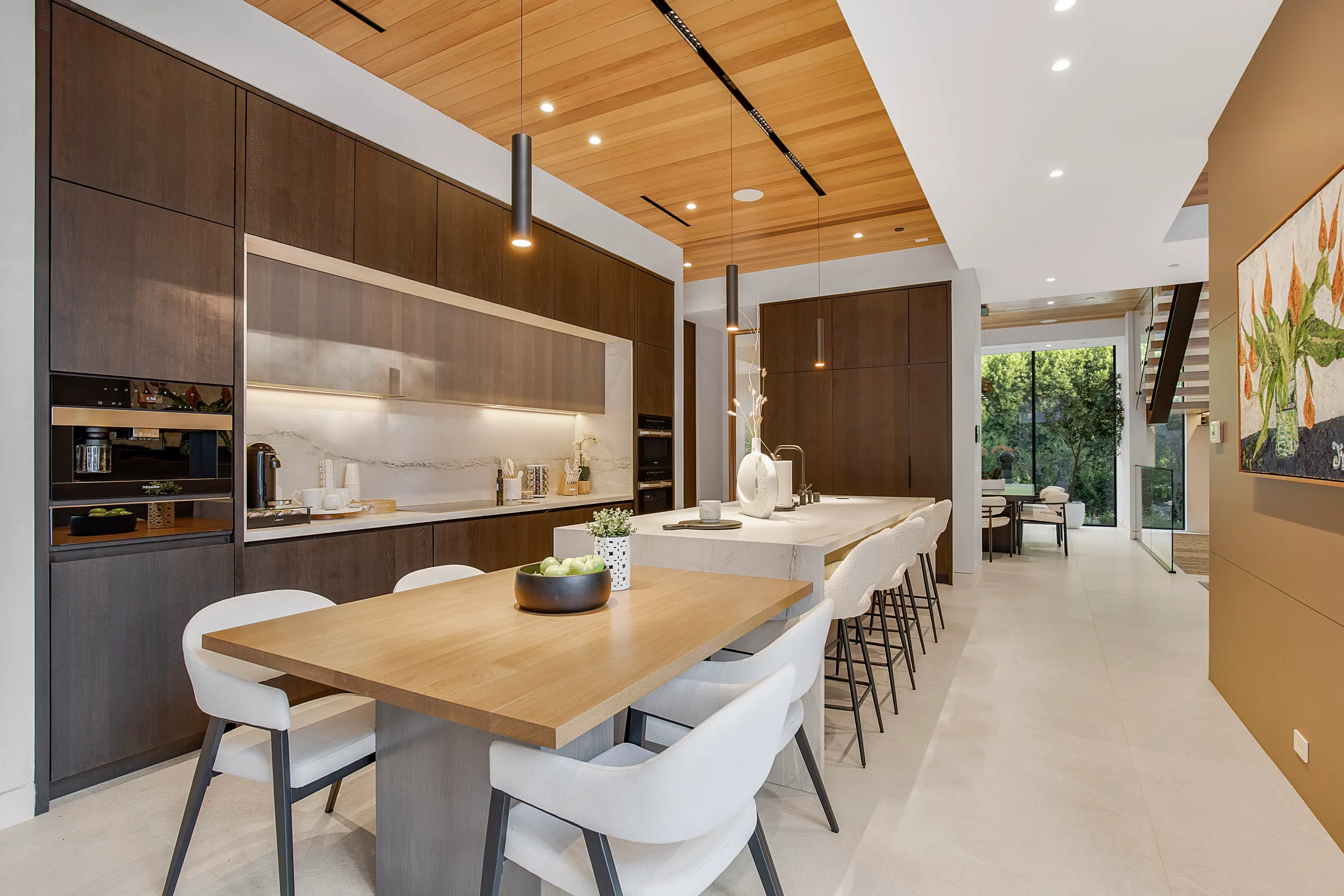 Upscale 3-Level Villa with Sparkling Saltwater Pool, Gym and Stunning Views — photograph 9
