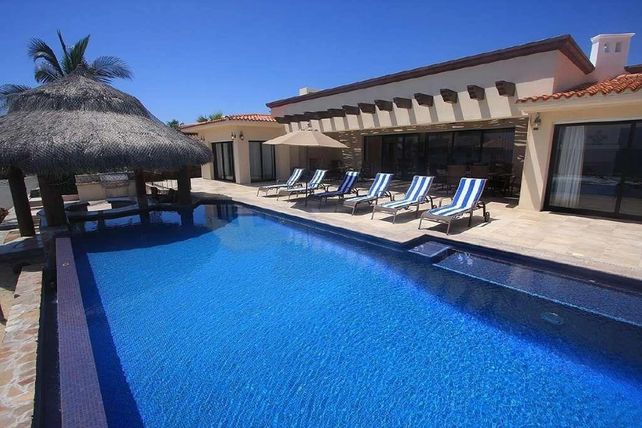 Punta Ballena Luxury Villa with Infinity Pool, Hot Tub and Sweeping Ocean Views — photograph 3