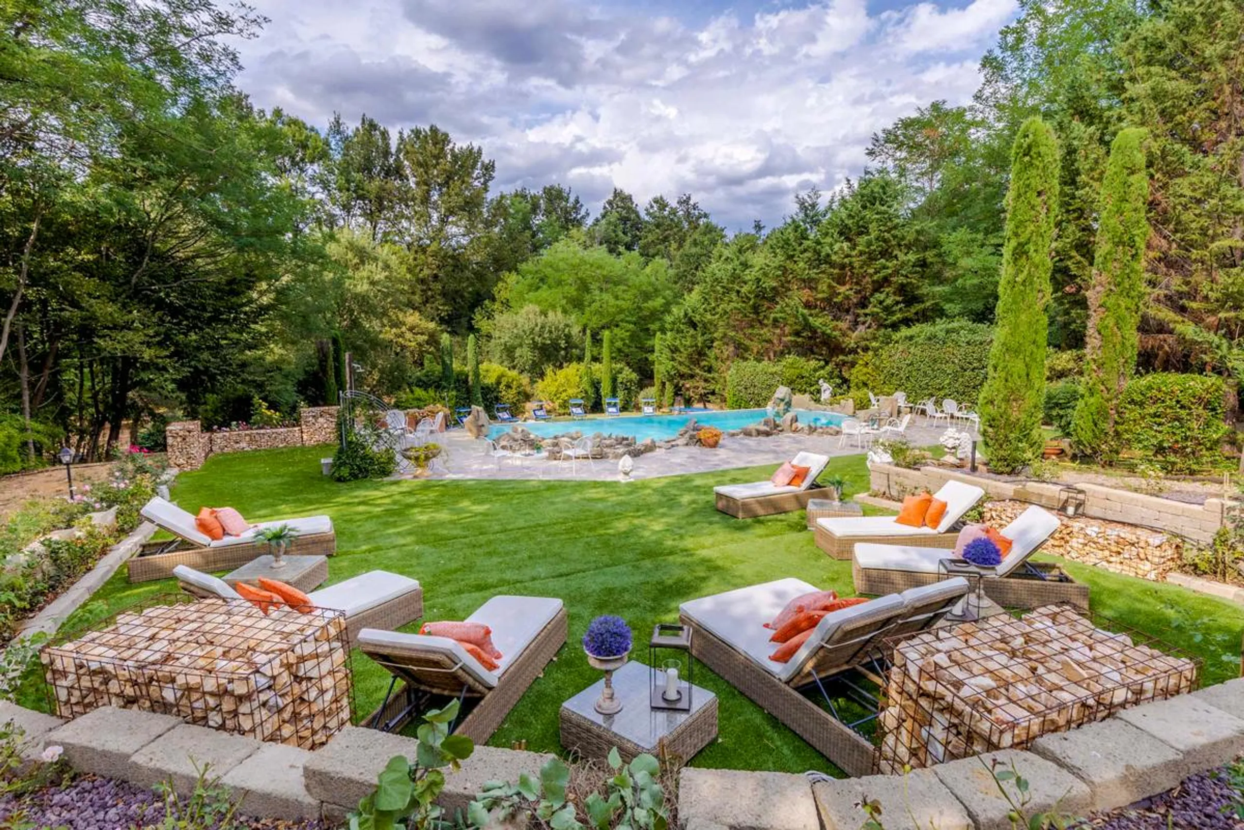 Luxurious 16th Century Villa with Private Pool, and Scenic Garden Oasis — photograph 3