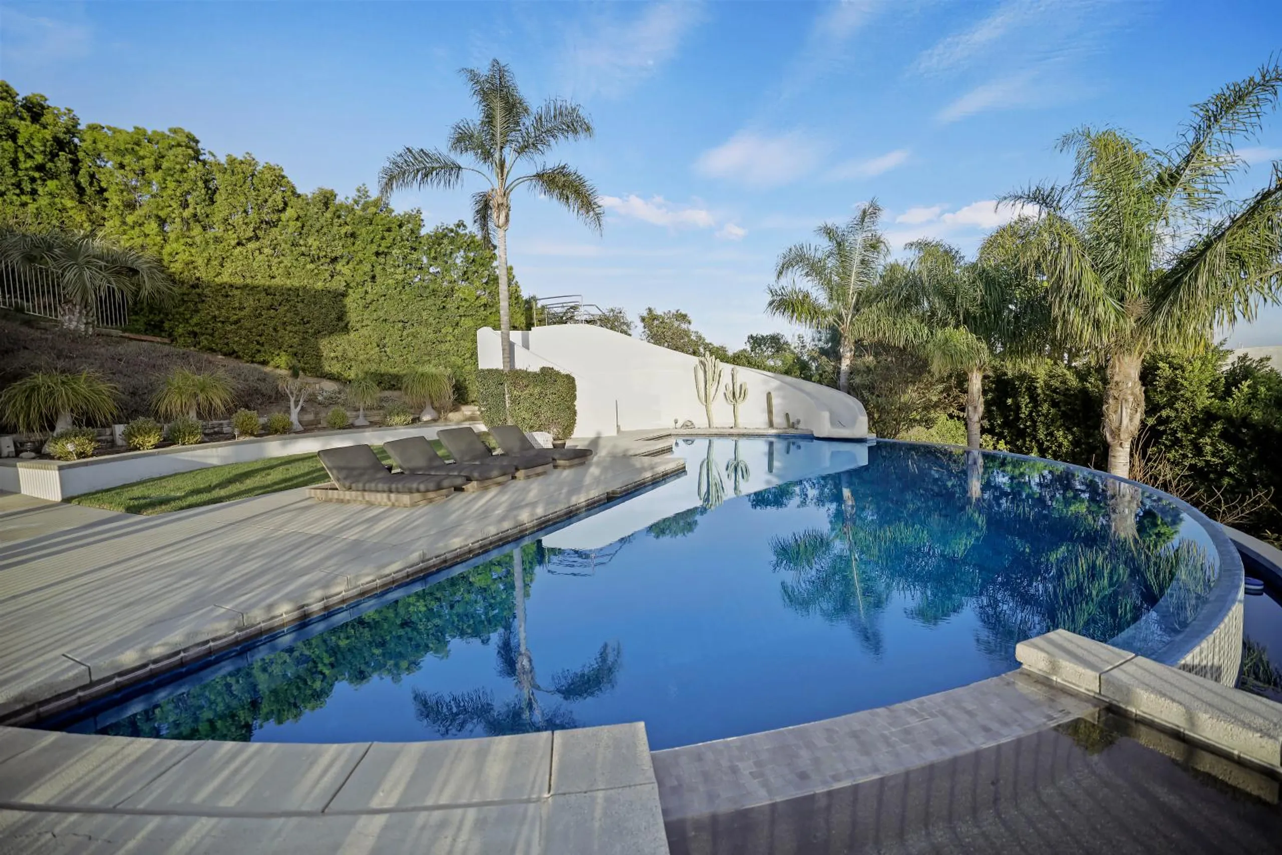Architectural Malibu Estate with Infinity Pool and Tennis Court — photograph 2
