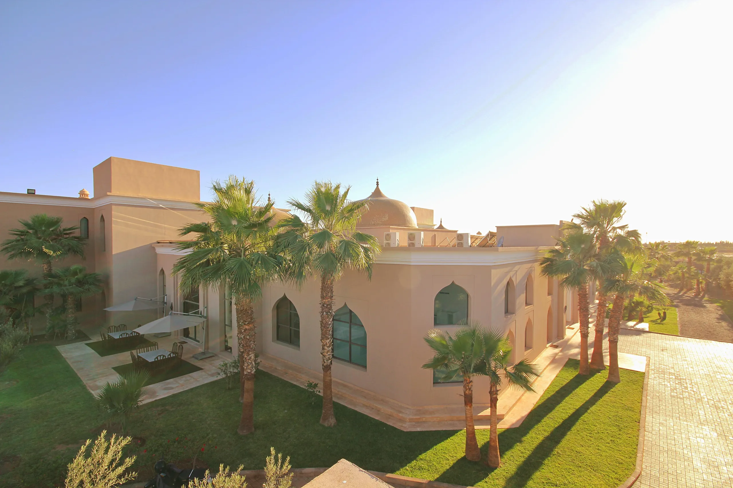 Statuesque Spacious Villa with Infinity Pool and Mountain Views — photograph 4