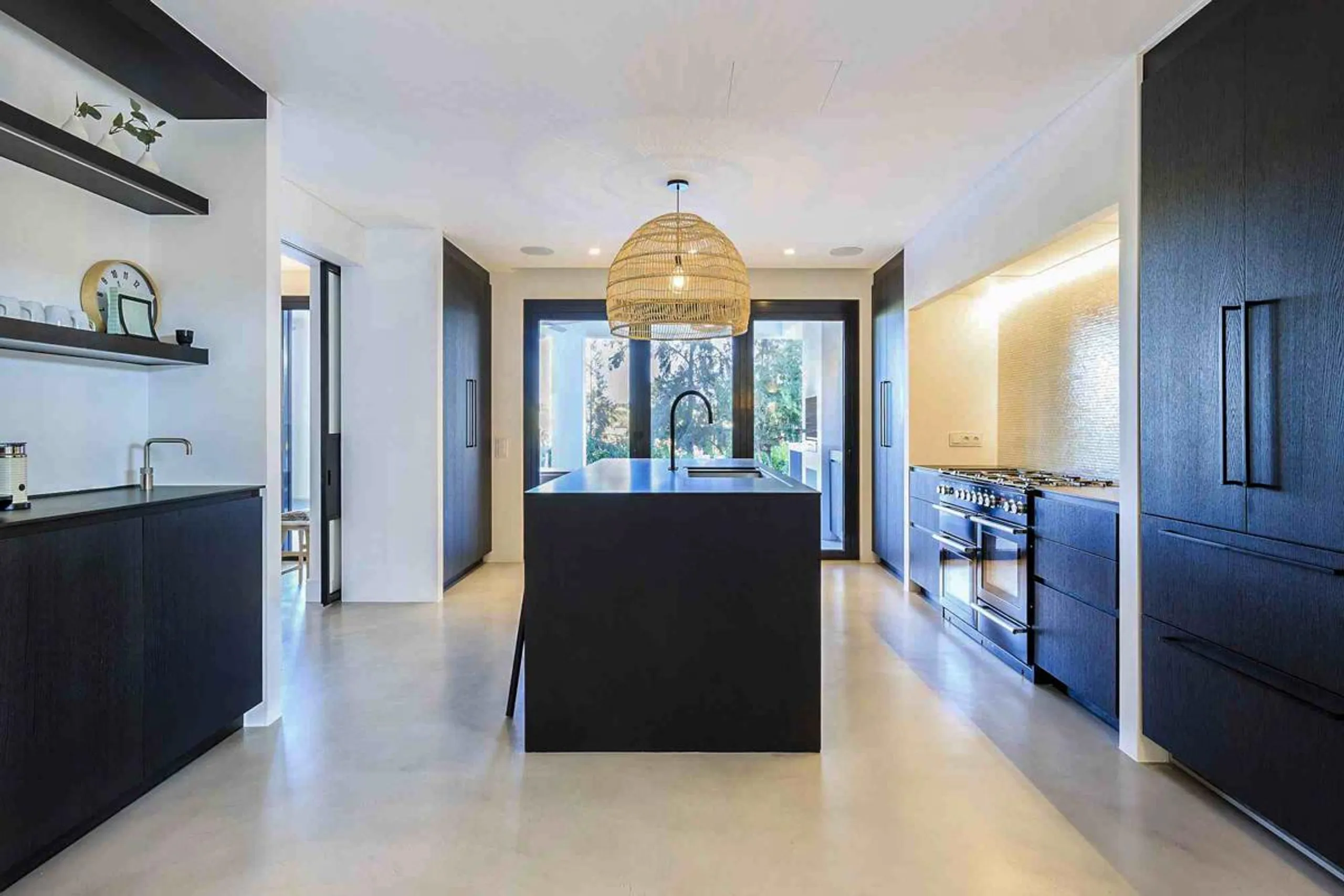 Glorious Modern Villa with Private Pool and Outdoor Terraces — photograph 7