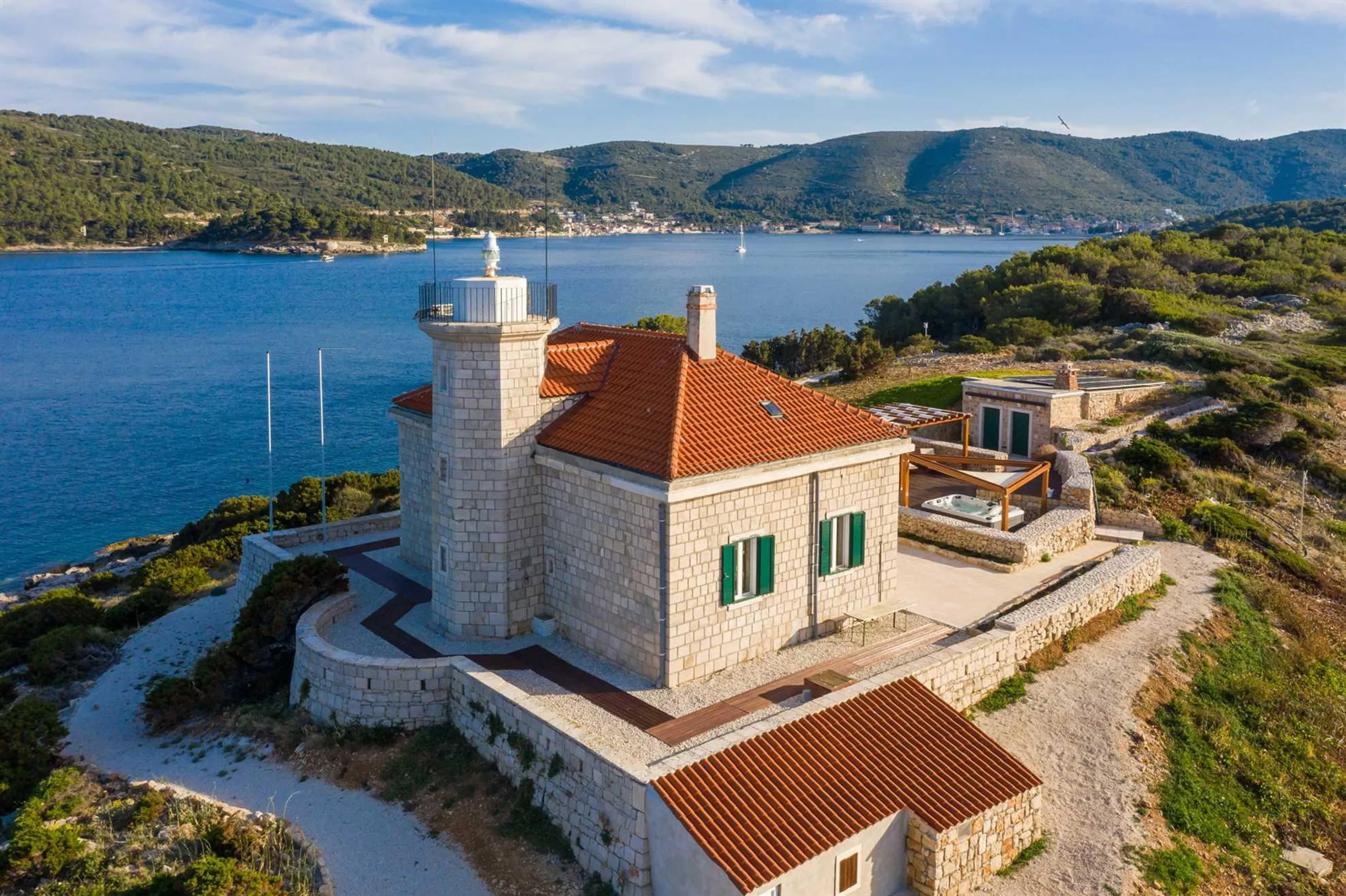 Historic Villa with Lighthouse and Jacuzzi on Host Island — photograph 2