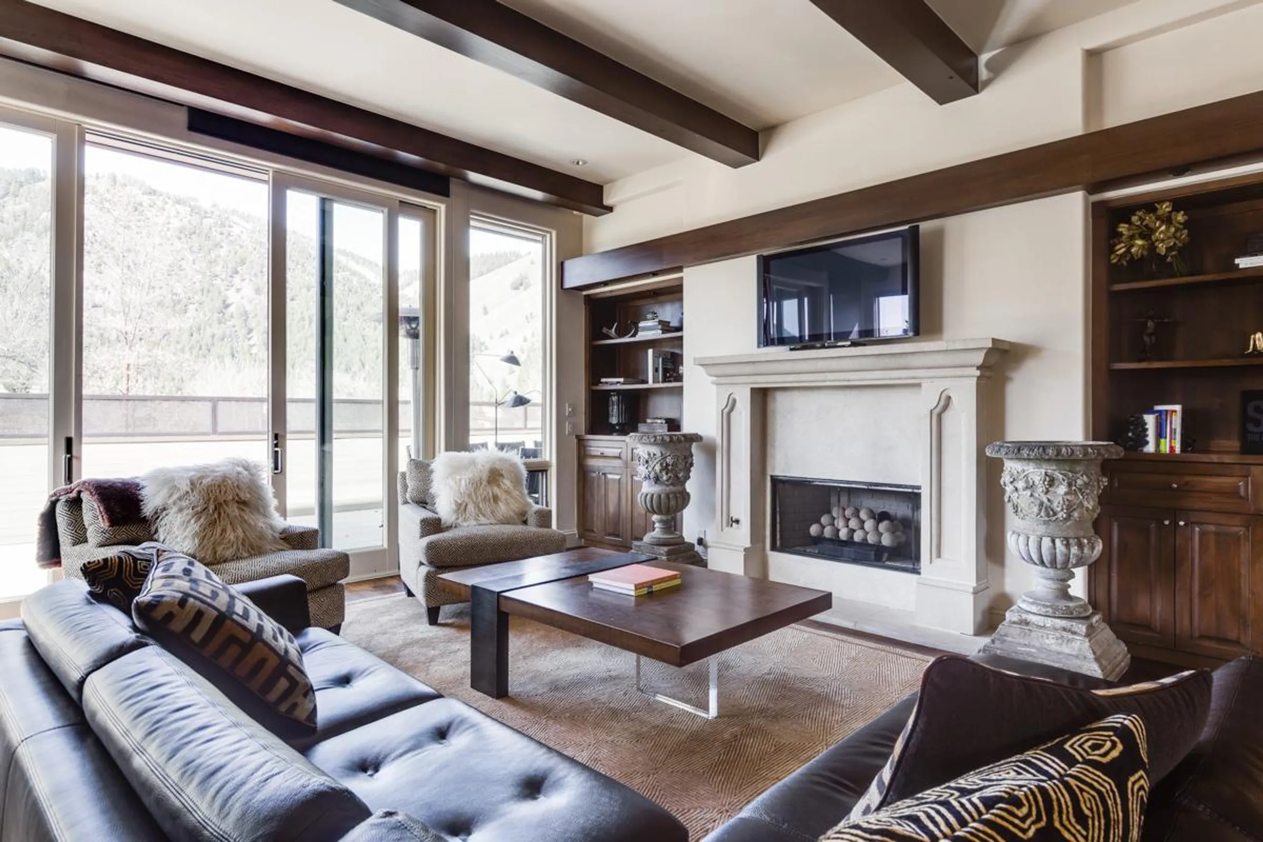 Contemporary Ketchum Condo with Fireplace and Mountain Views — photograph 4