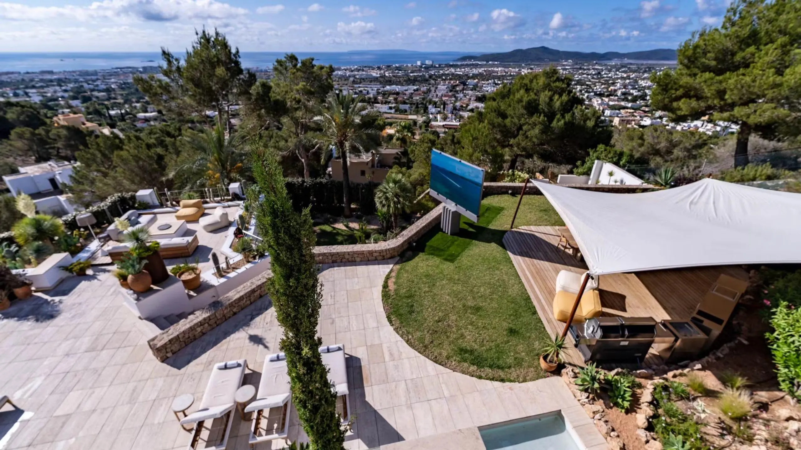Secluded Luxury Villa with Infinity Pool — photograph 6