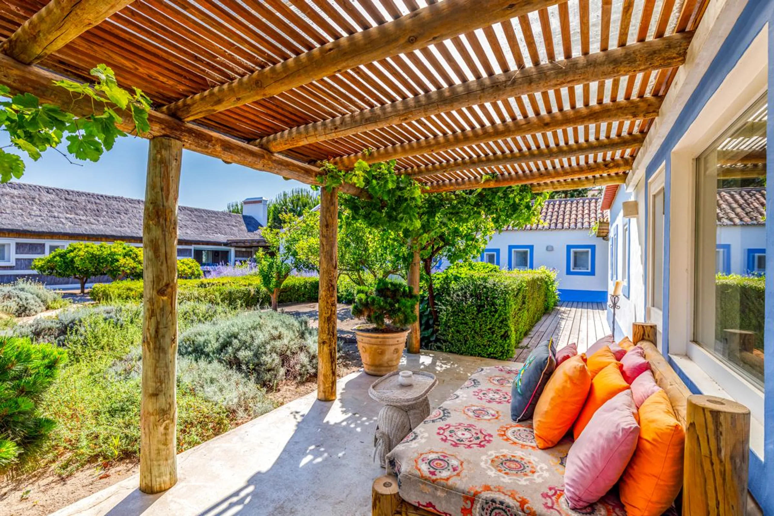 Deluxe Artistic Villa with Private Swimming Pool and Panoramic Views — photograph 3