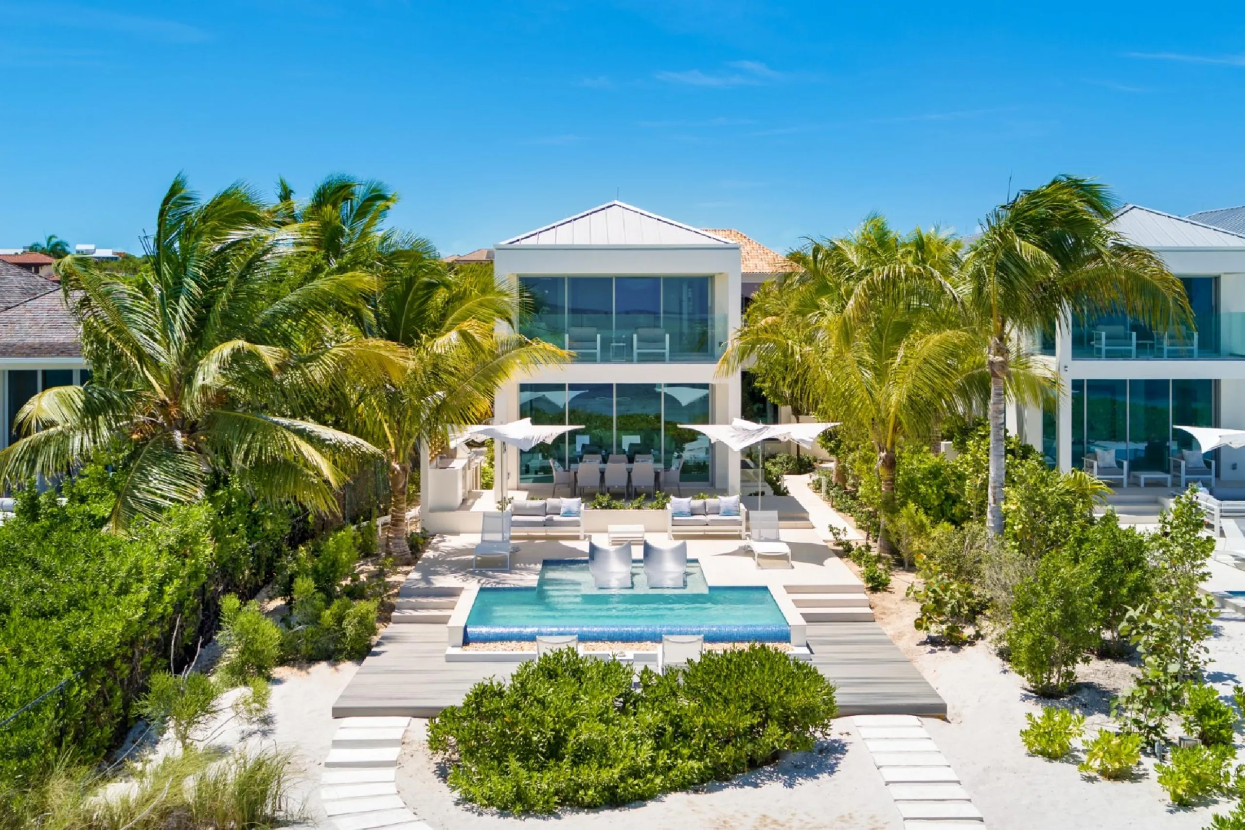 Grace Bay Beachfront Villa, Steps to the Beach with Private Infinity Pool — photograph 3