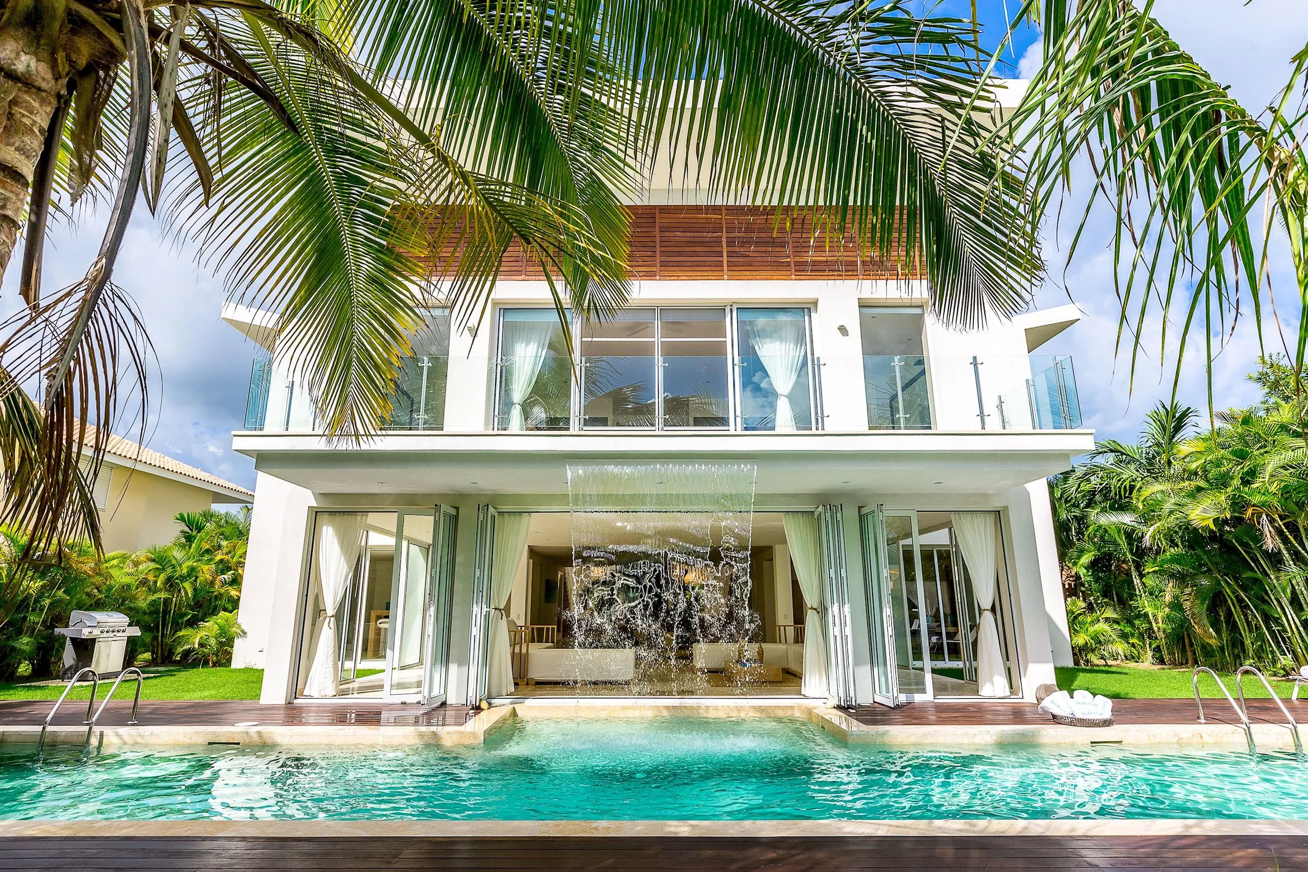 Exquisite Punta Cana Estate with Invigorating Pool — photograph 2