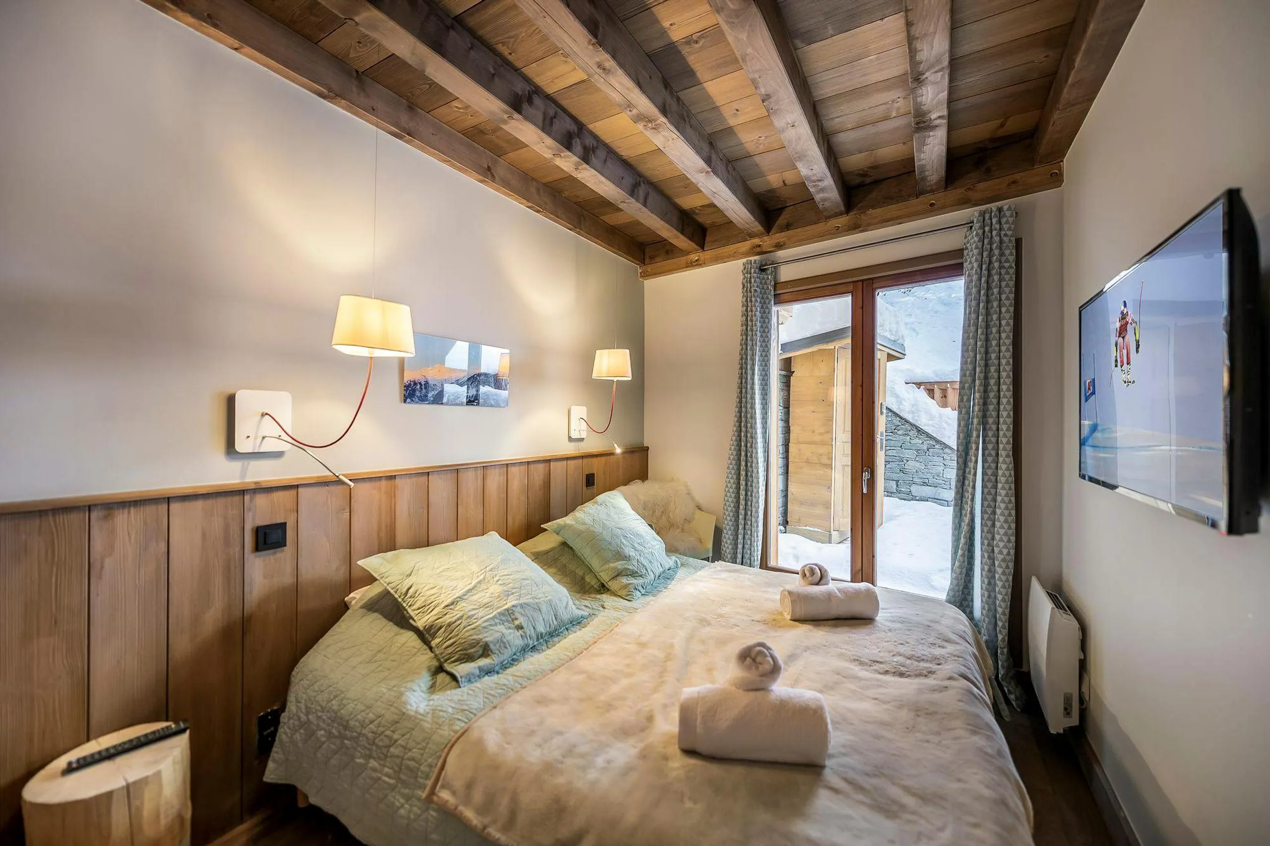 Posh Contemporary Villa with Sauna and Mountain Views — photograph 5