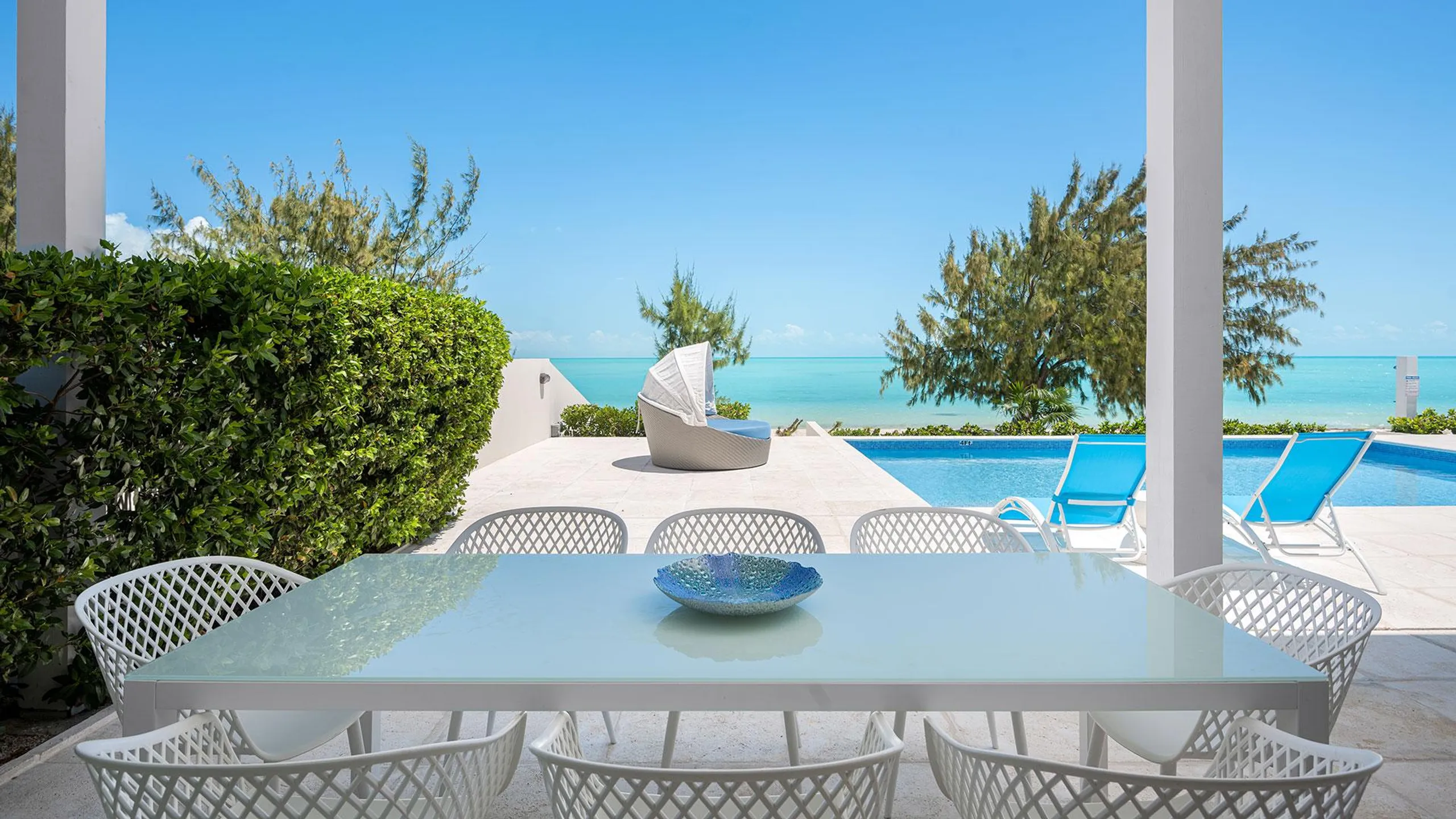 Contemporary Long Bay Beach Villa with Private Pool and Ocean Views — photograph 8