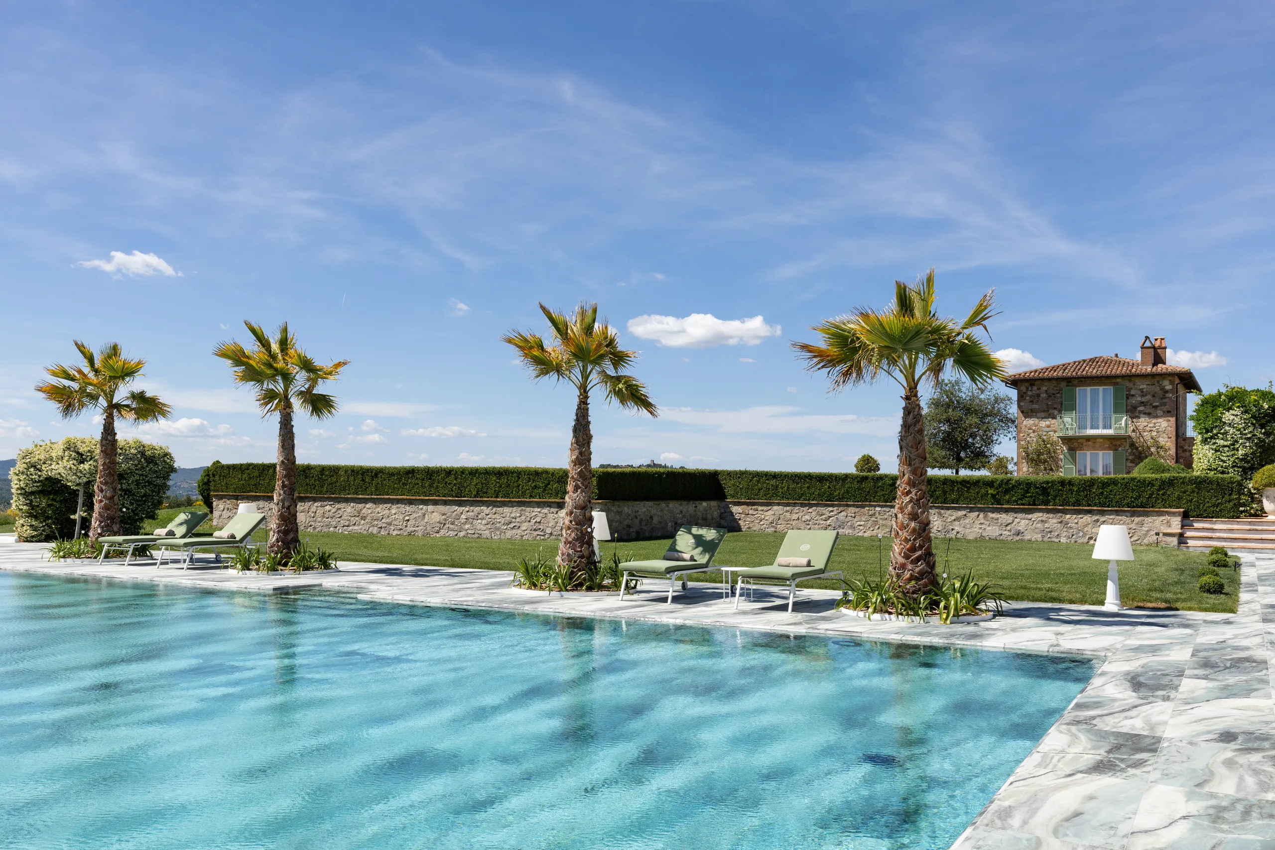 Luxurious Italian Getaway with 20-Meter Infinity Pool and 360 Views of Umbrian Hills — photograph 10