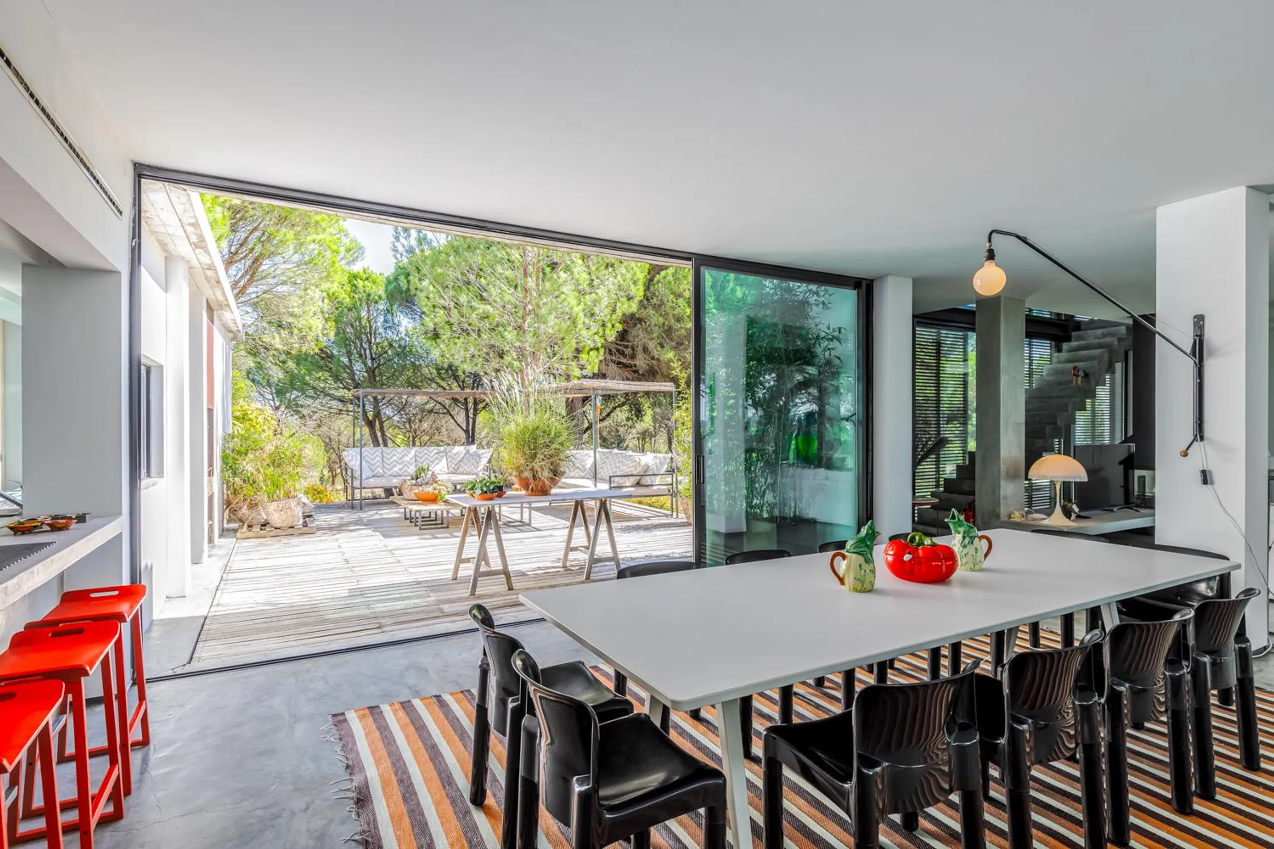 Contemporary Cork Oak Forest Villa with Infinity Pool and Veranda — photograph 7