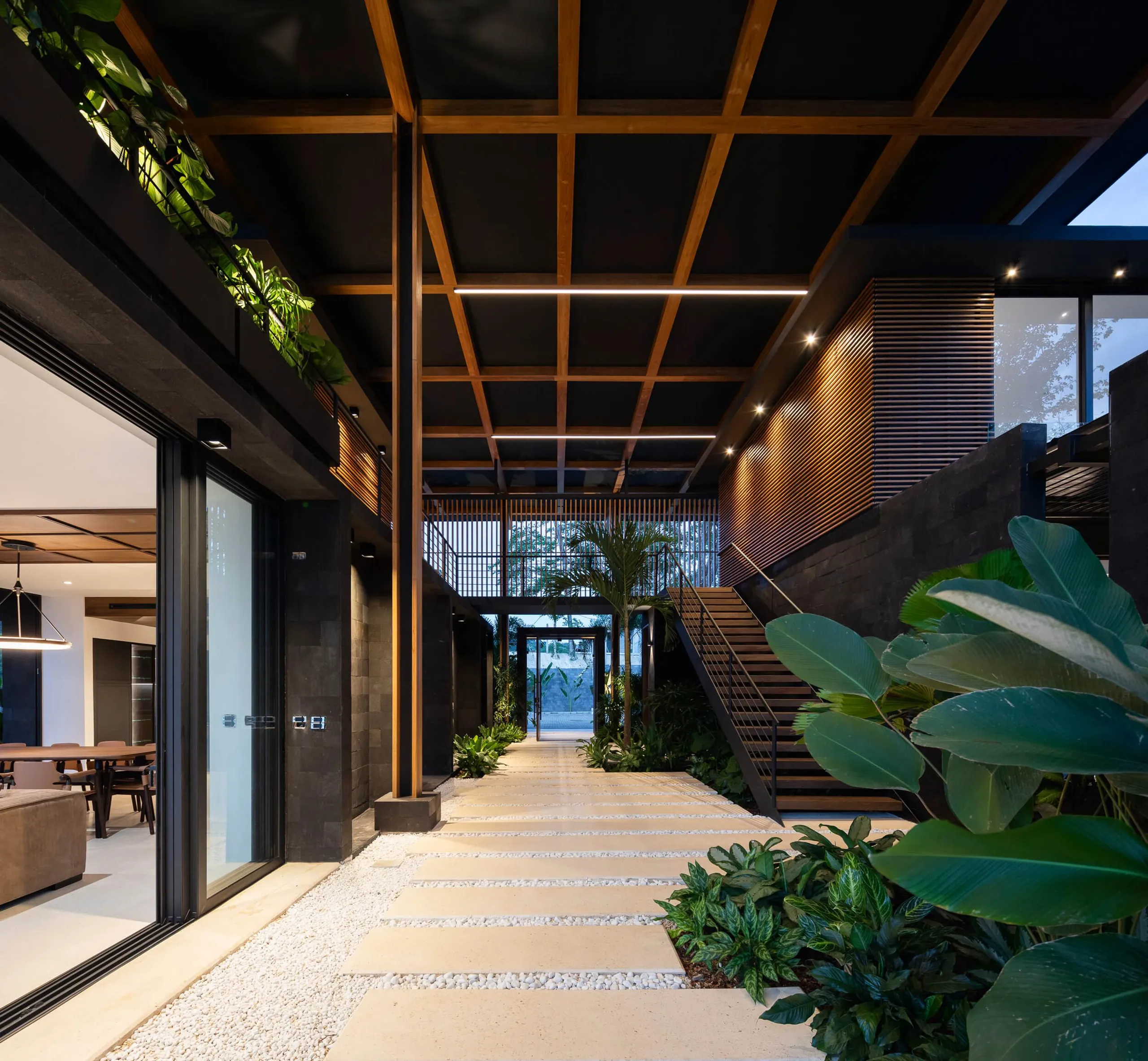 Chic 5-Bedroom Villa with Ocean Views and Infinity Pool — photograph 4