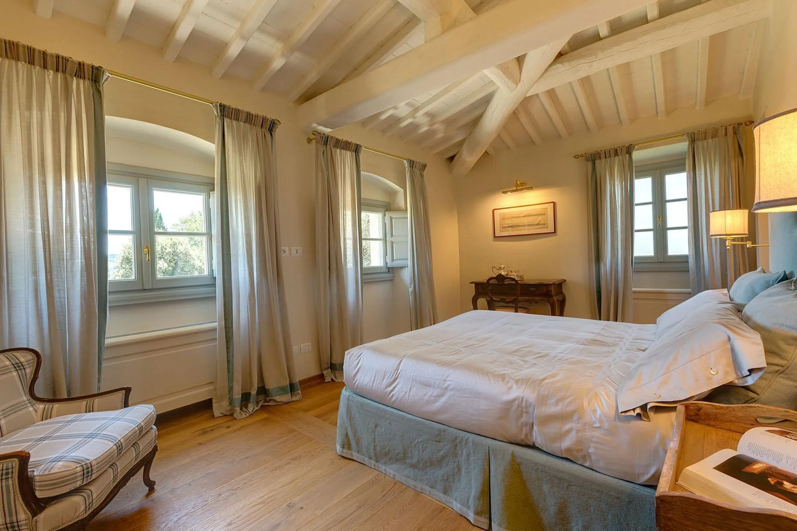 Regal Tuscan Resort-Style Estate with Private Pool and Garden Lounge — photograph 10