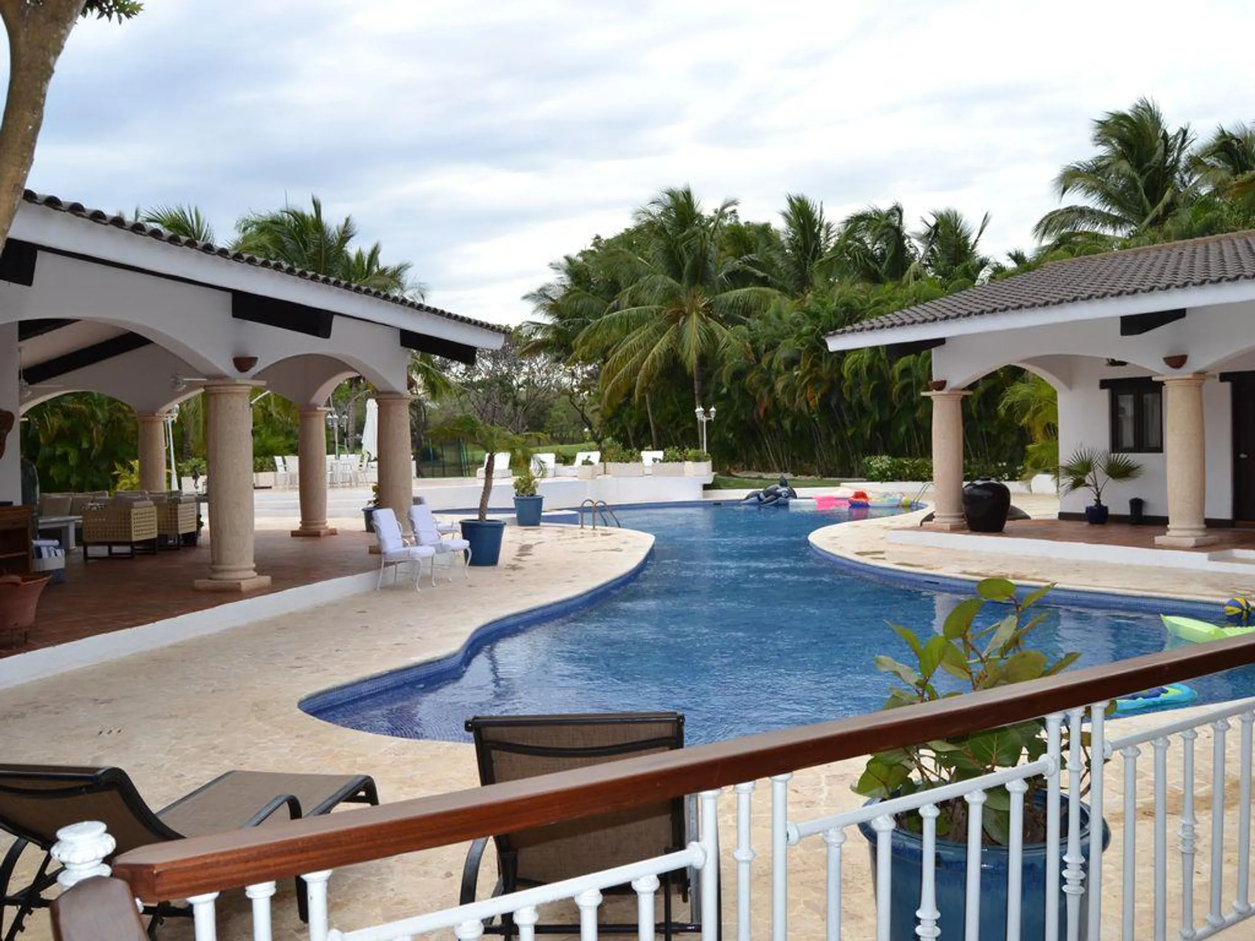 Elegant La Romana Villa with Private Pool and Garden Grounds — photograph 2