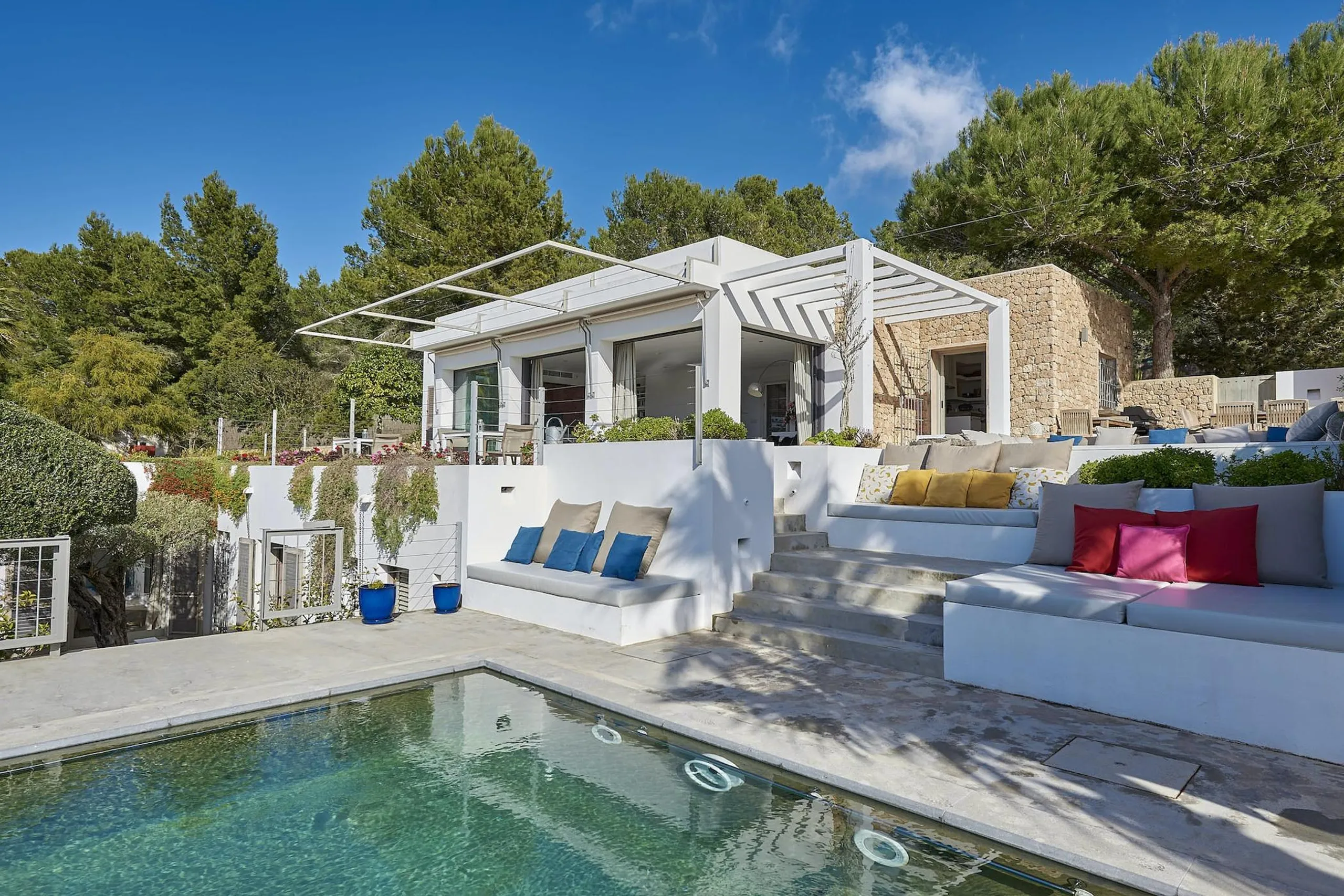 Stylish Ibiza Seaside Villa with Infinity Pool and Oceanview Dining — photograph 3