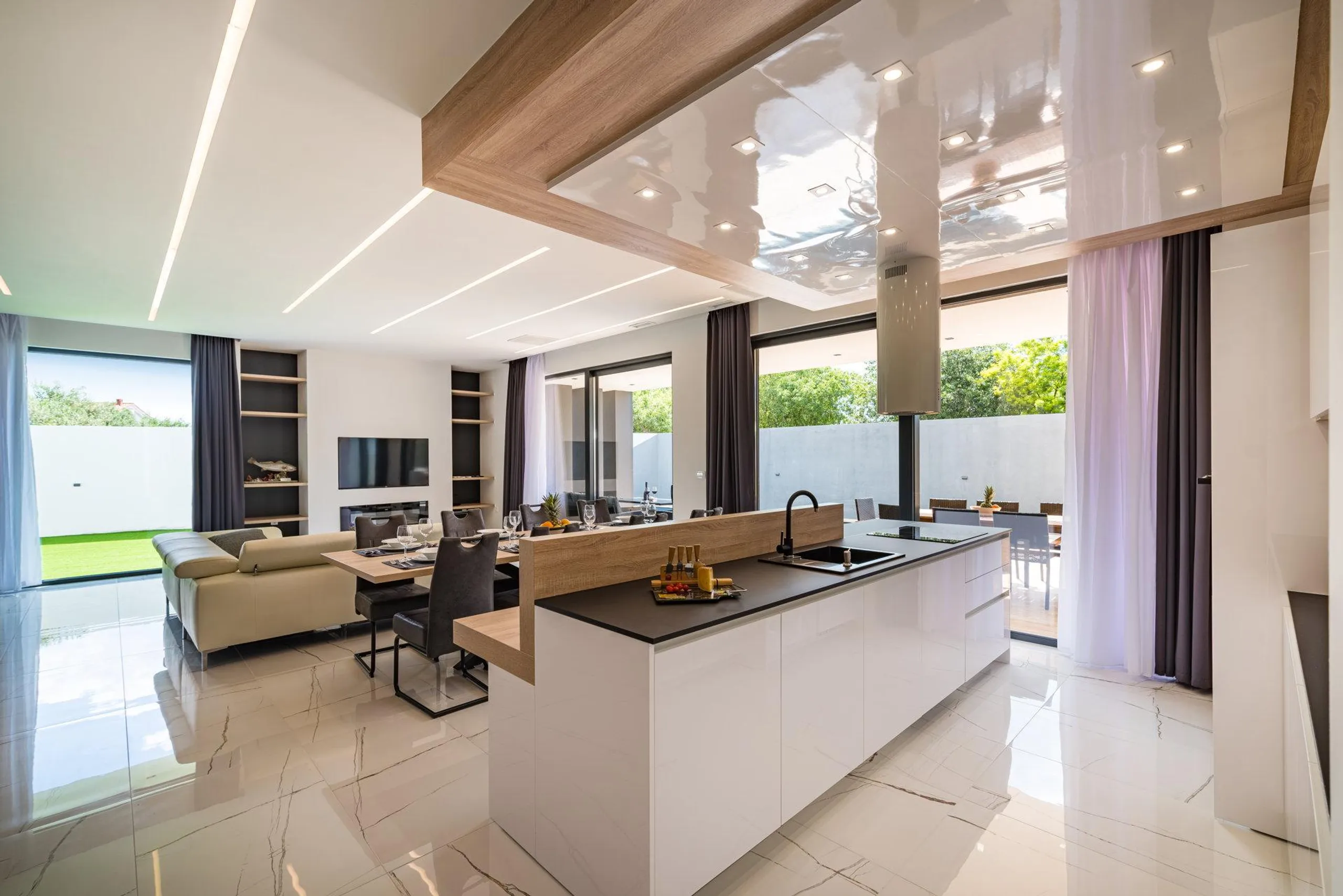 Breathtakingly Beautiful Villa with Dual Pools and Spectacular Views — photograph 9