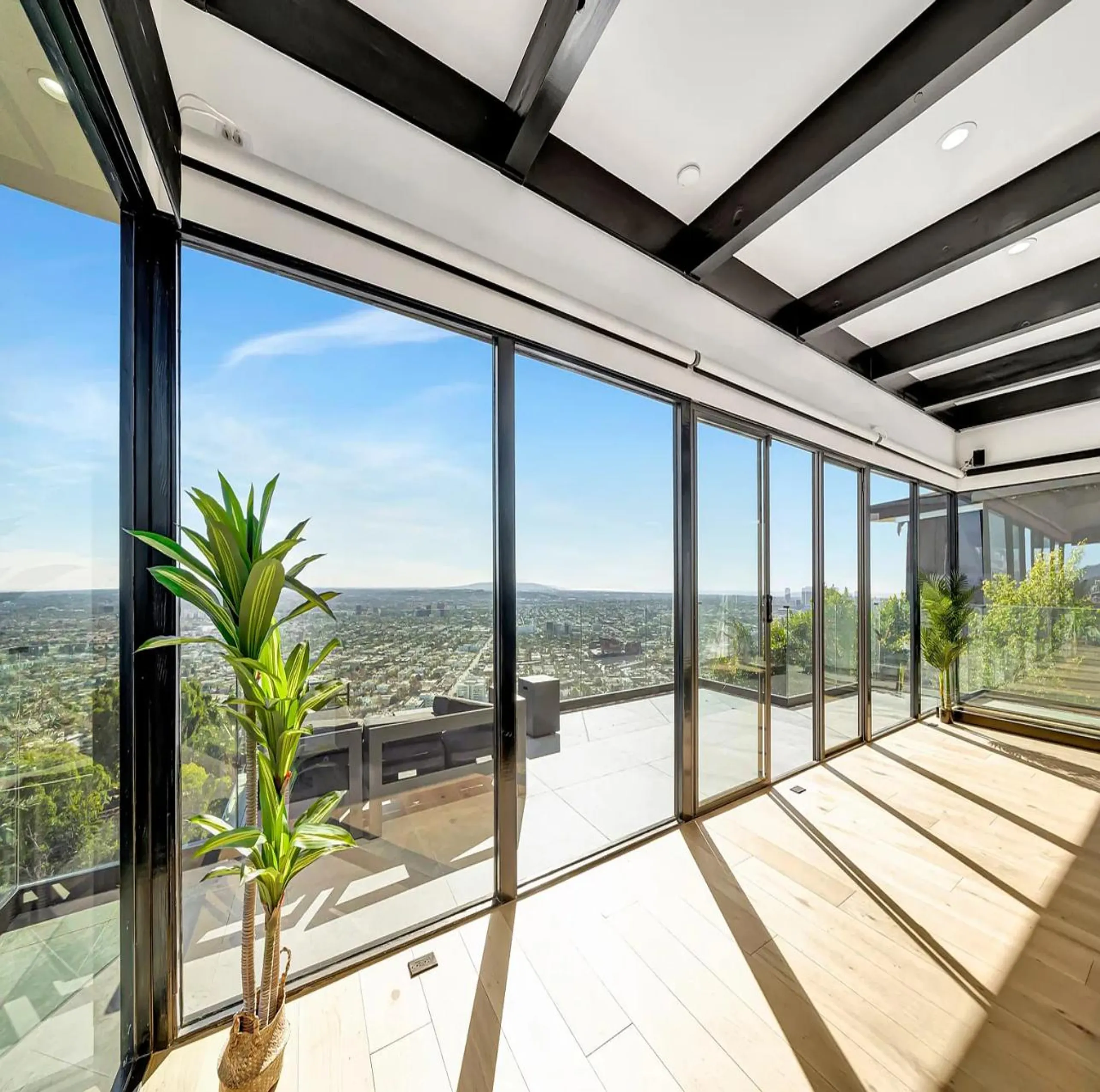 Tranquil Modern Villa Above Sunset Strip with Guest House & Breathtaking Ocean Views — photograph 4