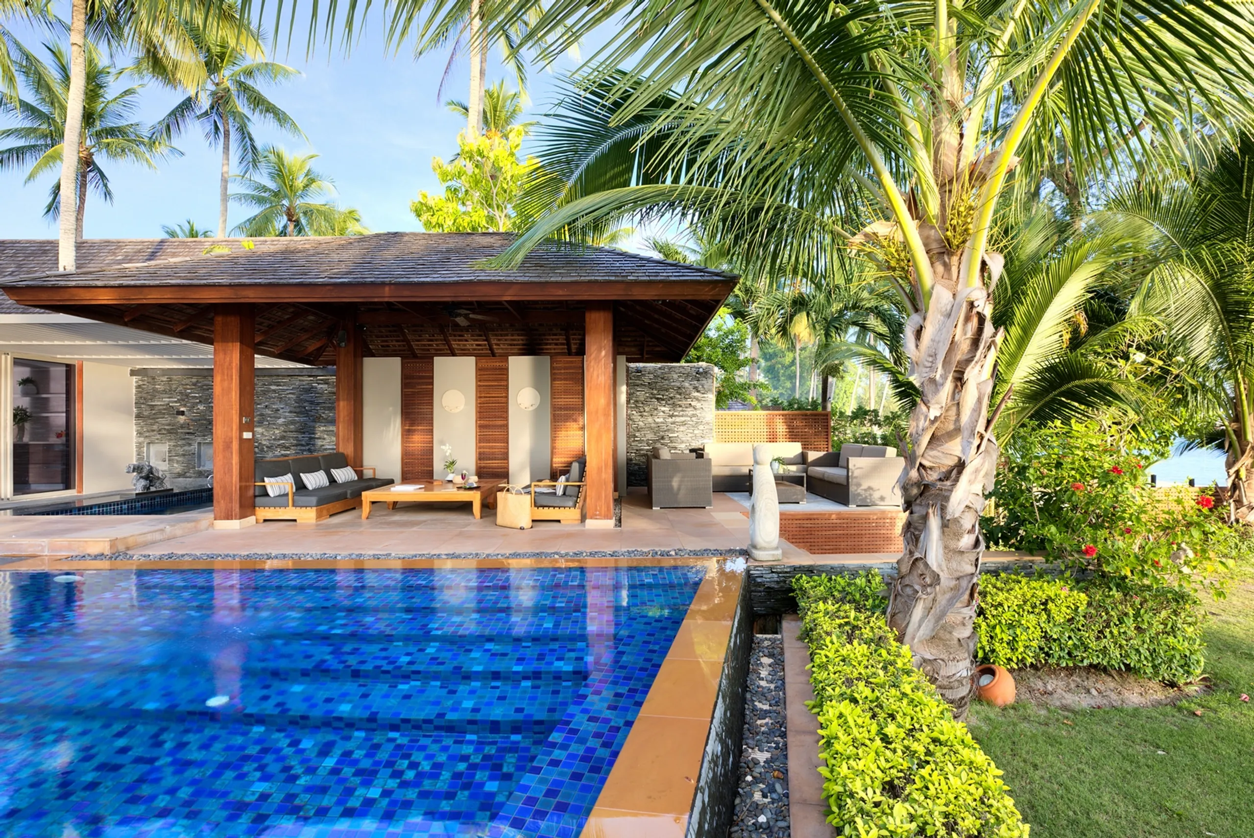 Majestic Beachfront Getaway with Infinity Pool and Panoramic Sunset Views — photograph 5